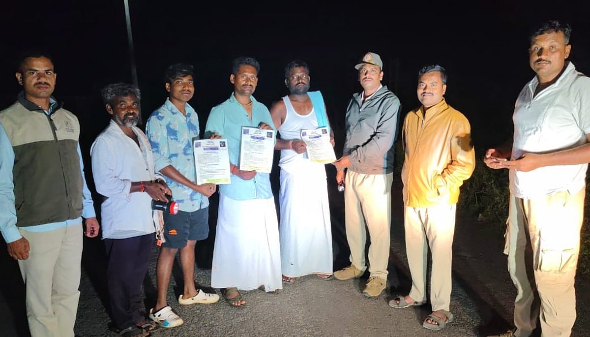 ಗುರುಮಠಕಲ್‌: ಚಿರತೆ ಕುರಿತು ಜಾಗೃತಿ, ಭಿತ್ತಿ ಪತ್ರ ಹಂಚಿಕೆ