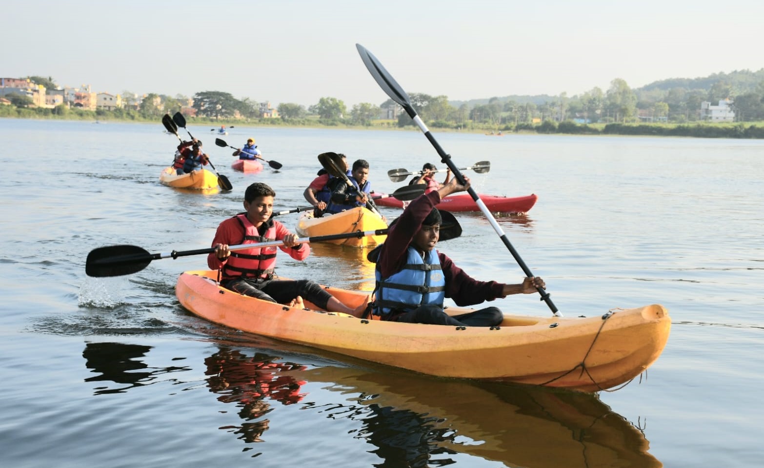 ಕೆರೆಯಲ್ಲಿ ಕಯಾಕಿಂಗ್ ಜಲಕ್ರೀಡೆಯ ದೃಶ್ಯ 