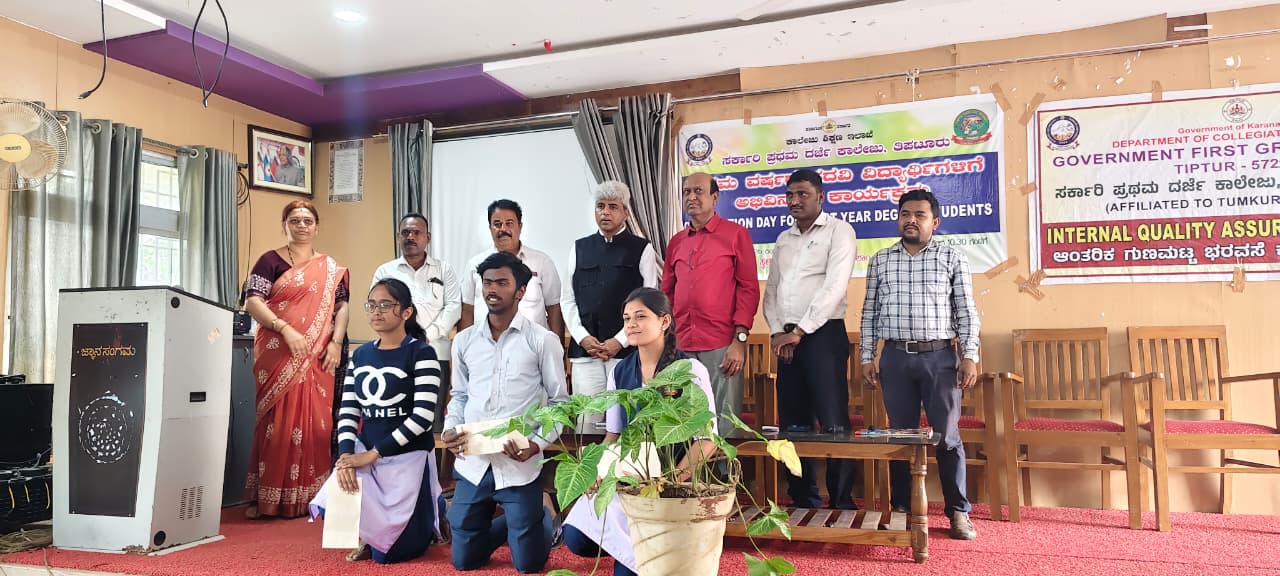ತಿಪಟೂರಿನ ಸರಕಾರಿ ಪದವಿ ಕಾಲೇಜು ಸಭಾಂಗಣದಲ್ಲಿ ಸ್ಪರ್ಧೆಯಲ್ಲಿ ವಿಜೇತ ವಿದ್ಯಾರ್ಥಿಗಳಿಗೆ ಹಾಲಪ್ಪ ಪ್ರತಿಷ್ಠಾನದ ಅಧ್ಯಕ್ಷ ಮುರಳೀಧರ ಹಾಲಪ್ಪ ಬಹುಮಾನ ವಿತರಿಸಿದರು.