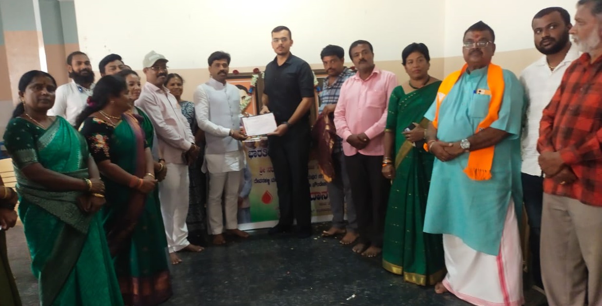 ವಿಜಯಪುರ ಟೌನ್ ನ ಲಕ್ಷ್ಮೀನರಸಿಂಹ ಕನ್ವೇಷನ್ ಹಾಲ್ ನಲ್ಲಿ ಬಿಜೆಪಿಯಿಂದ ನಡೆದ ರಕ್ತದಾನ ಶಿಬಿರದಲ್ಲಿ ರಕ್ತದಾನಿಗಳಿಗೆ ಬಿಜೆಪಿ ತಾಲ್ಲೂಕು ಅಧ್ಯಕ್ಷ ಅಂಬರೀಶ್ ಗೌಡ ಪ್ರಮಾಣ ಪತ್ರ ವಿತರಿಸಿದರು. 