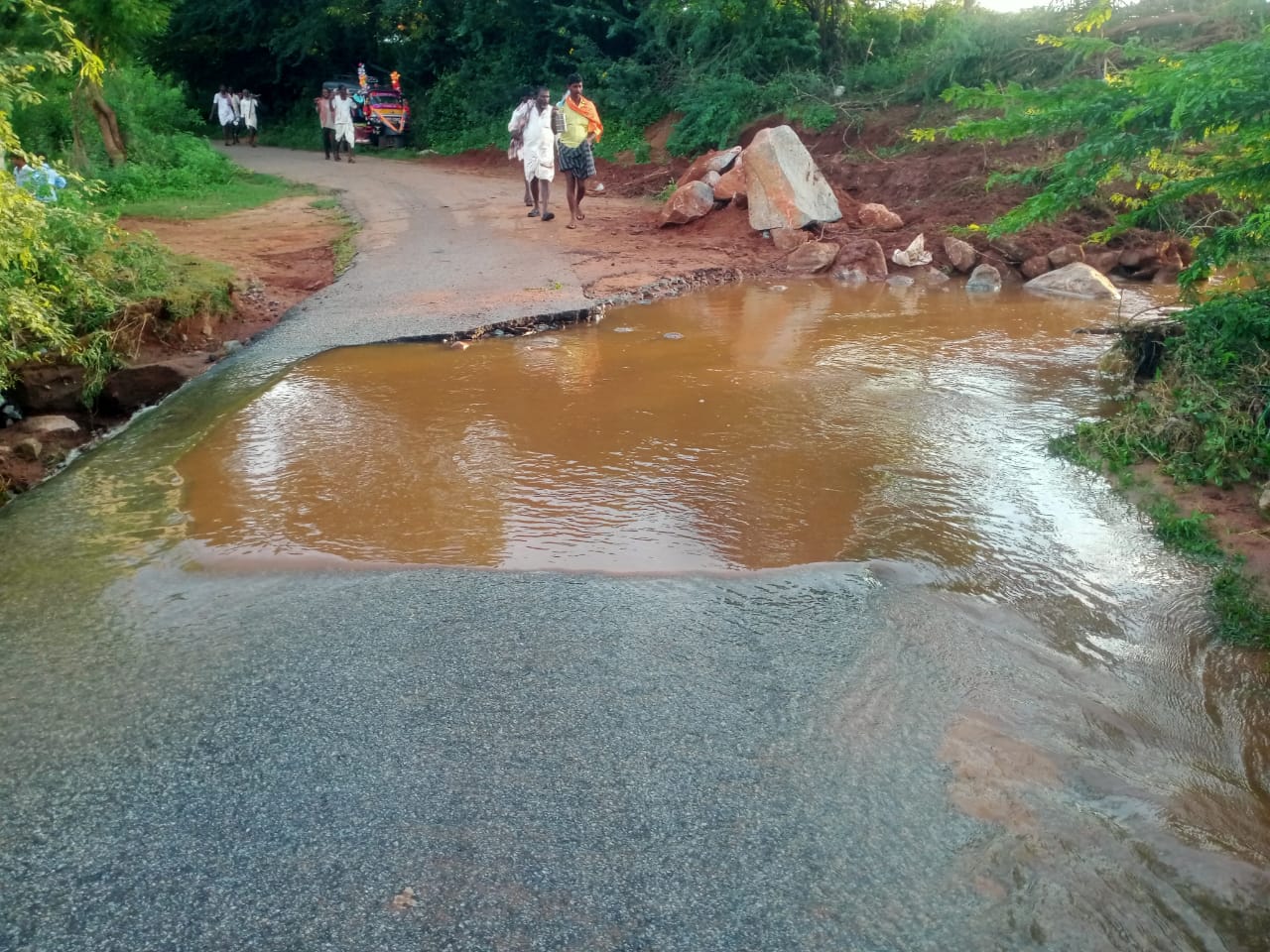 ಕೆರೆ ಒಡ್ಡು ಒಡೆದು ಹಂಚಿನಾಳ–ಶೀಲಹಳ್ಳಿ ರಸ್ತೆ ಹಾಳಾಗಿರುವುದು