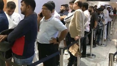 ಬೆಂಗಳೂರು ಸೇರಿ ಎಲ್ಲೆಡೆ ಐಫೋನ್​ ಮಾರಾಟ: ಜನರು ಸಾಲಿನಲ್ಲಿ ನಿಂತು ಫೋನ್‌ ಖರೀದಿ!