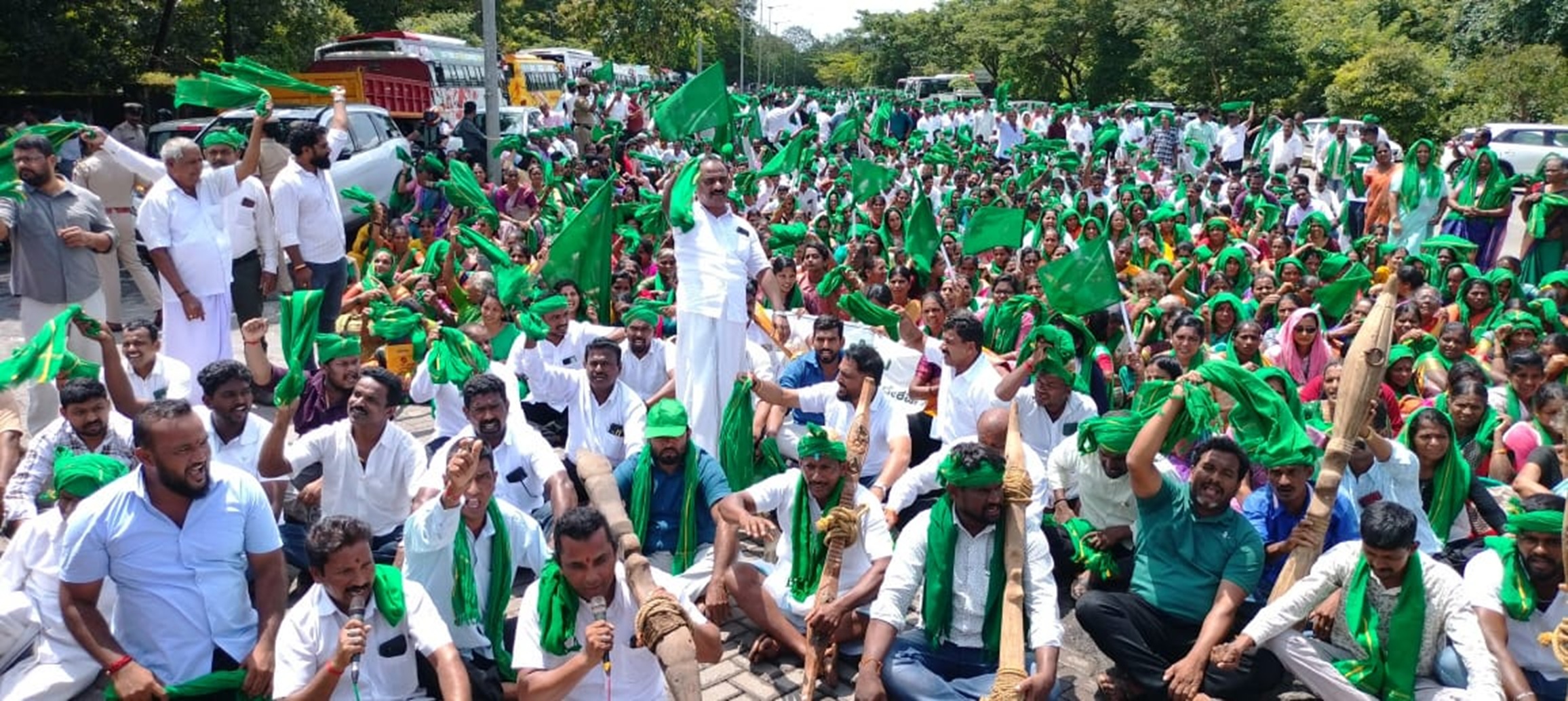 ರೈತರು ಮಣಿಪಾಲದ ಜಿಲ್ಲಾಧಿಕಾರಿ ಕಚೇರಿ ಮುಂಭಾಗದ ರಸ್ತೆಯಲ್ಲಿ ಕುಳಿತು ಪ್ರತಿಭಟಿಸಿದರು