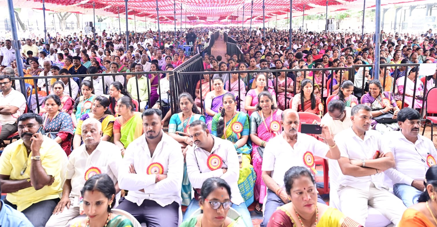 ಮಾಜಿ ಮುಖ್ಯಮಂತ್ರಿ ಡಿ. ದೇವರಾಜ ಅರಸು ಜನ್ಮ ದಿನಾಚರಣೆ ಕಾರ್ಯಕ್ರಮಕ್ಕೆ ಸಾಕ್ಷಿಯಾದ ಜನ  