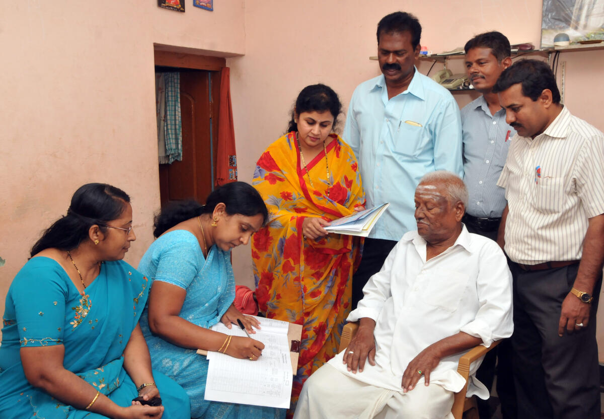 ರಾಜ್ಯದಲ್ಲಿ 2015ರಲ್ಲಿ ನಡೆಸಲಾದ ಸಾಮಾಜಿಕ ಮತ್ತು ಶೈಕ್ಷಣಿಕ ಸಮೀಕ್ಷೆಯಲ್ಲಿ ಸಮೀಕ್ಷೆದಾರರು ಜನರಿಂದ ಮಾಹಿತಿ ಪಡೆದ ಸಂಗ್ರಹ ಚಿತ್ರ
