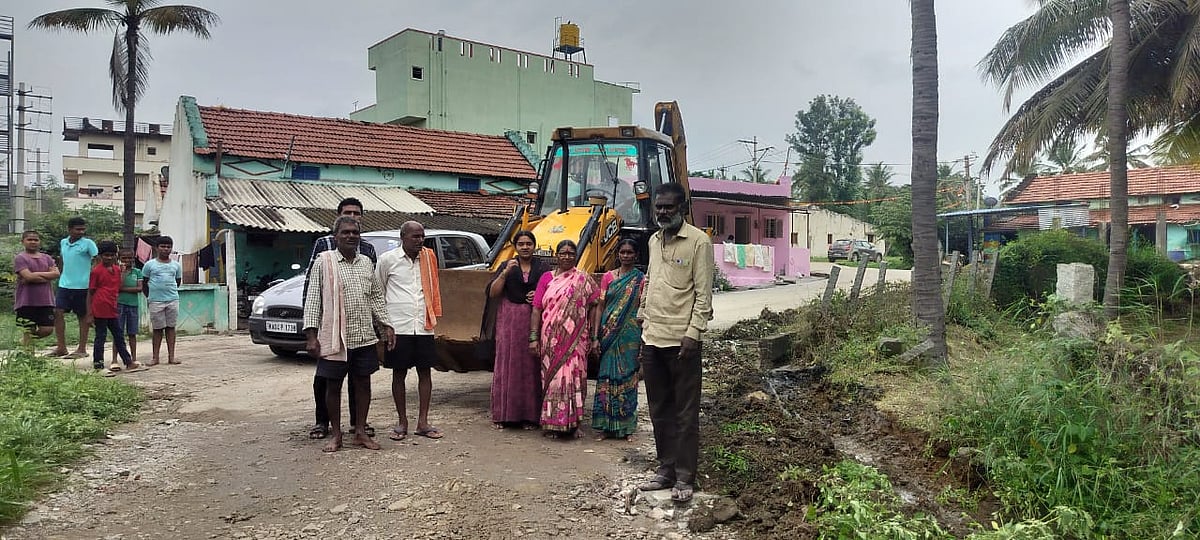 ಹಾರೋಹಳ್ಳಿ: ಸ್ವಂತ ಹಣದಲ್ಲಿ ಚರಂಡಿ ಸ್ವಚ್ಛತೆ