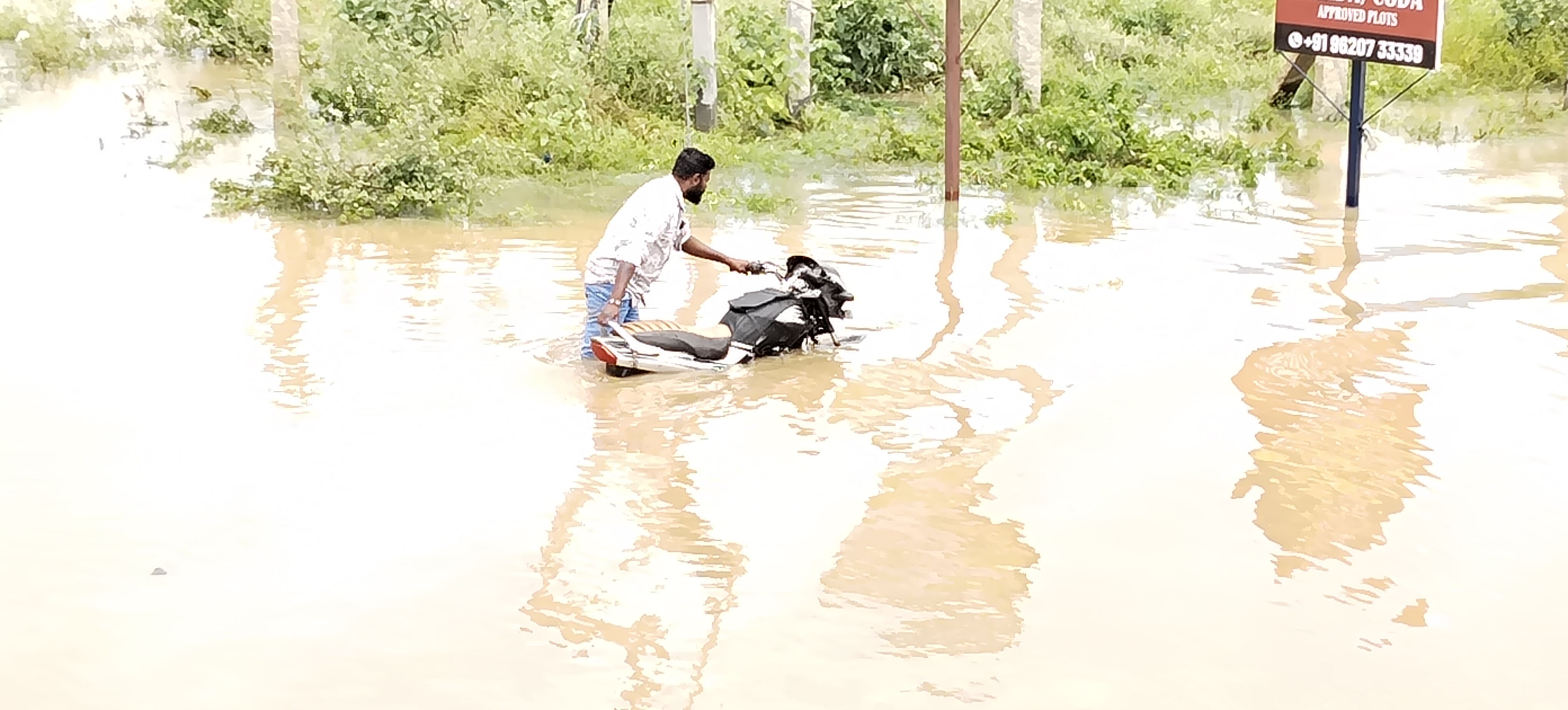 ಮಳೆ ನೀರಿನಲ್ಲಿ ಸಿಲುಕಿದ ಬೈಕ್