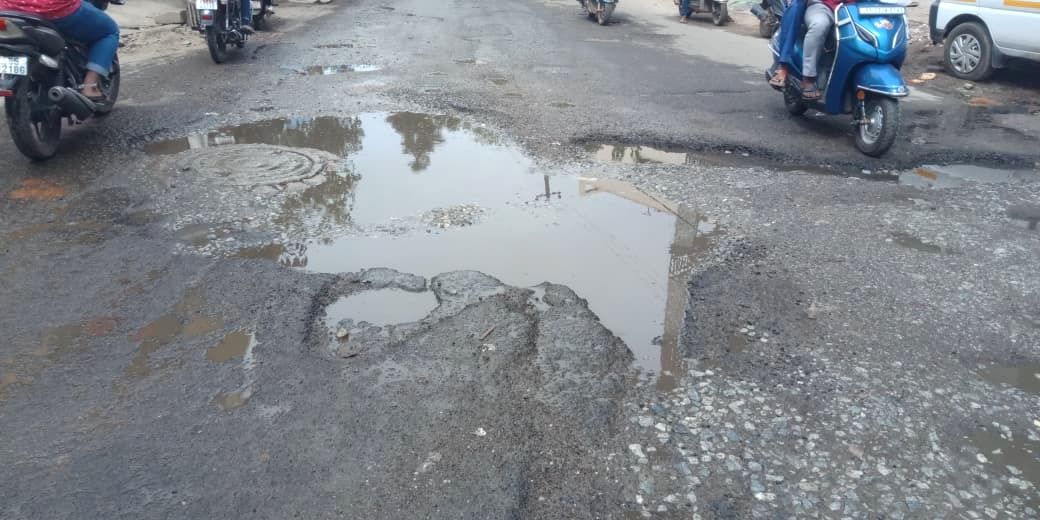 ಮುಖ್ಯ ರಸ್ತೆಯಲ್ಲಿರುವ ಗುಂಡಿಗಳು