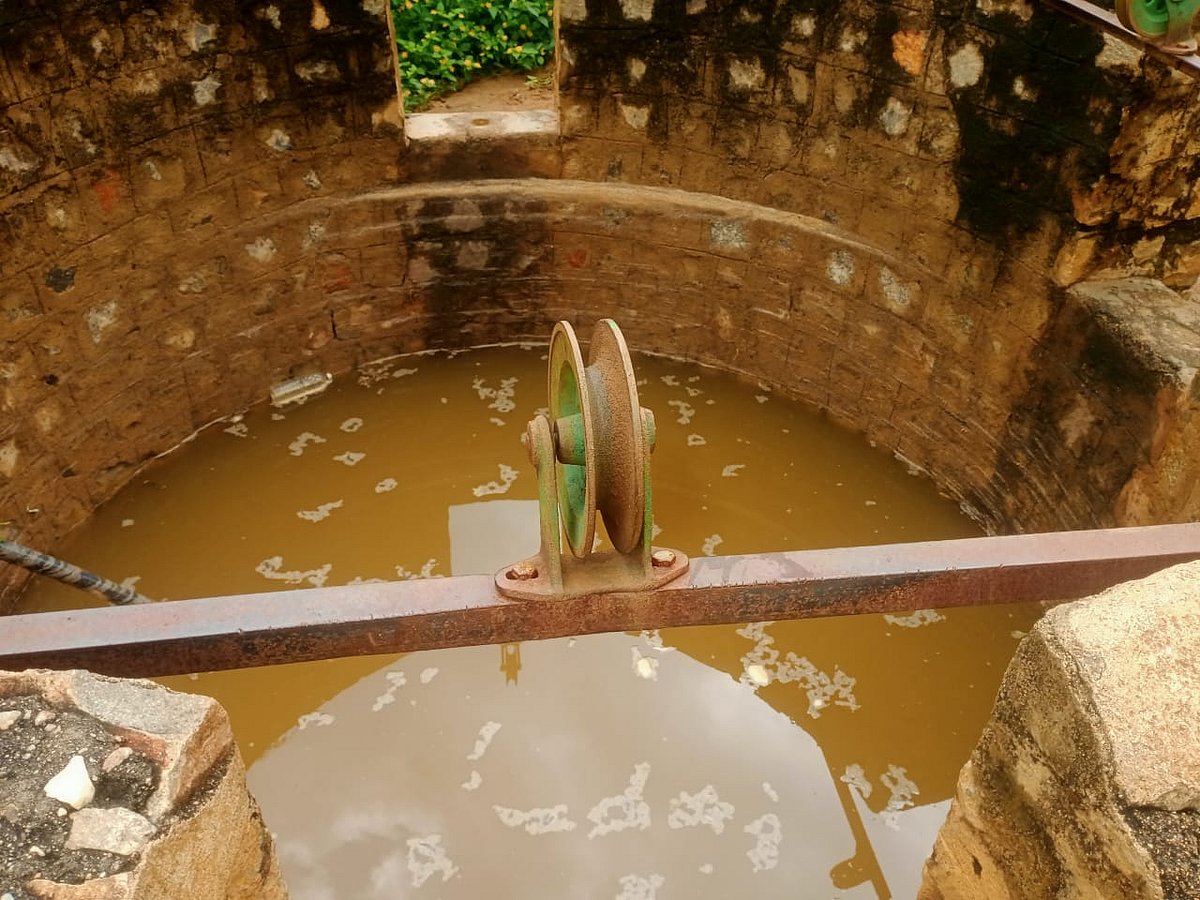 ಲಿಂಗಸುಗೂರು| ಬಾವಿಗೆ ನುಗ್ಗಿದ ಕೆರೆಯ ಕಲುಷಿತ ನೀರು: ಕುಡಿಯುವ ನೀರಿಗೆ ಜನರ ಪರದಾಟ