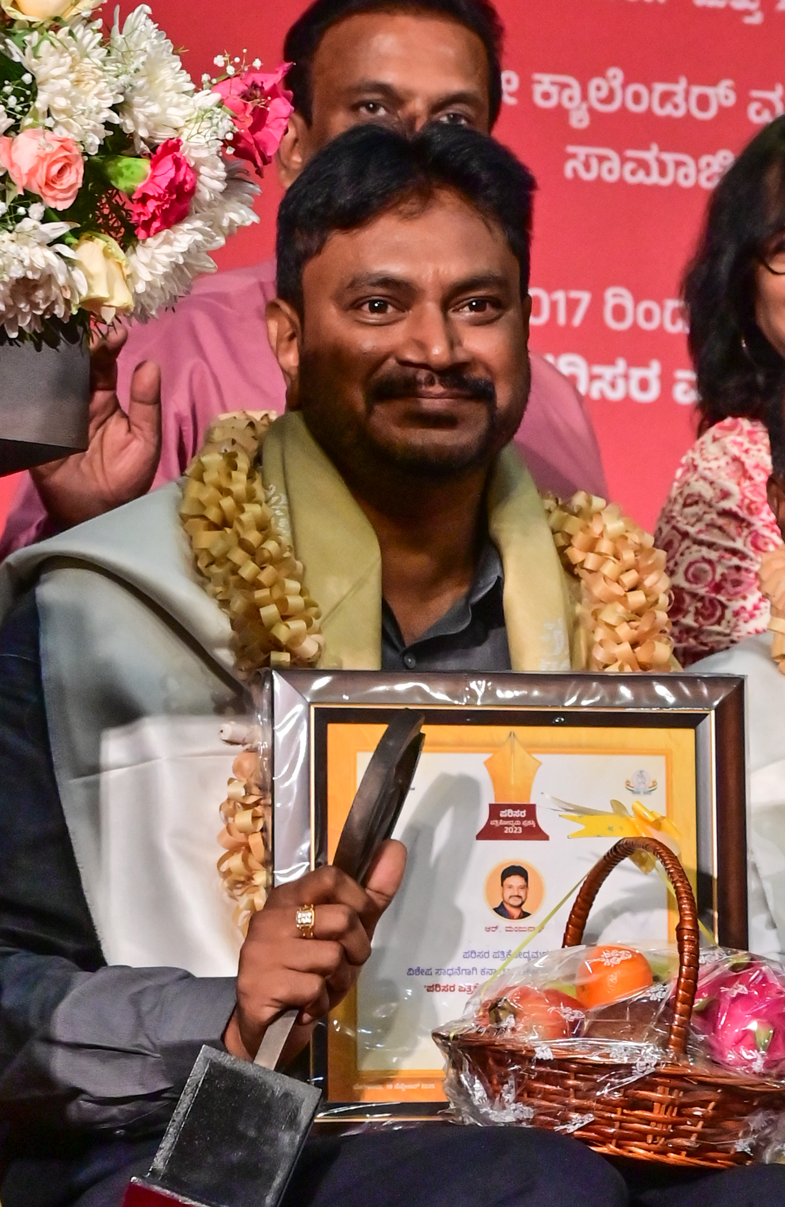 ಪರಿಸರ ಪತ್ರಿಕೋದ್ಯಮ ಪ್ರಶಸ್ತಿ ಪಡೆದ ಆರ್. ಮಂಜುನಾಥ್.
ಪ್ರಜಾವಾಣಿ ಚಿತ್ರ.