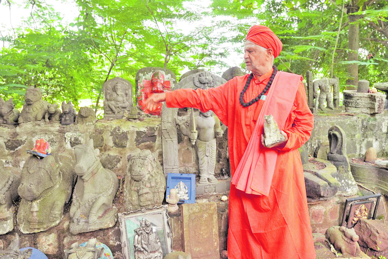 ಭಗ್ನಗೊಂಡ ಮೂರ್ತಿಗಳೊಂದಿಗೆ ಪಂಚಮ ಶಿವಲಿಂಗೇಶ್ವರ ಸ್ವಾಮೀಜಿ
