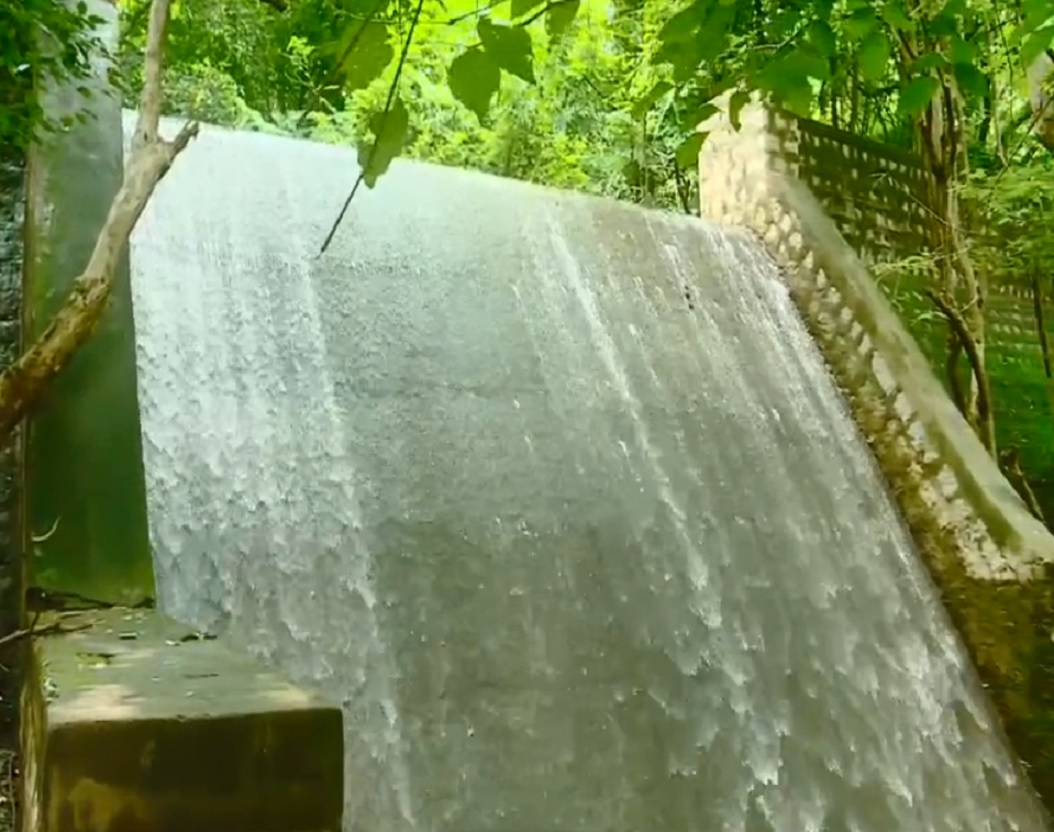 ಕೋಲಾರ ನಗರ ಹೊರವಲಯದ ಅಂತರಗಂಗೆಯ ದಕ್ಷಿಣ ಕಾಶಿ ಕ್ಷೇತ್ರದ ಪ್ರವೇಶ ದ್ವಾರದ ಬಳಿ ಕಿರು ಜಲಪಾತ
