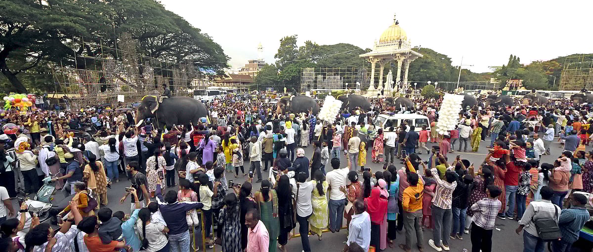 ವಾರಾಂತ್ಯದಲ್ಲಿ ಅರಮನೆ ನಗರಿಗೆ ಪ್ರವಾಸಿಗರ ಲಗ್ಗೆ:ದಸರೆಗೆ ಮುನ್ನವೇ ಸಂಚಾರ ದಟ್ಟಣೆ