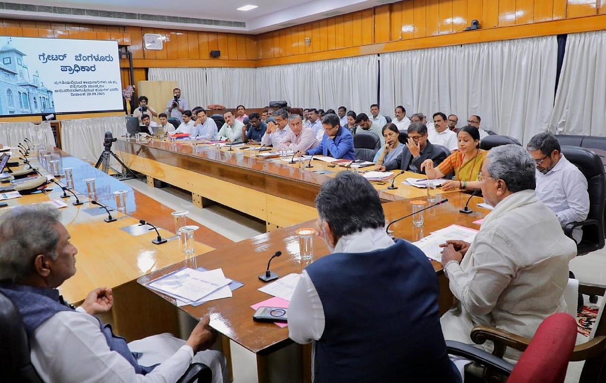 ರಸ್ತೆ ಹೊಂಡ: ಅಧಿಕಾರಿಗಳ ವಿರುದ್ಧ ಮುಖ್ಯಮಂತ್ರಿ ಸಿದ್ದರಾಮಯ್ಯ ಕೆಂಡ