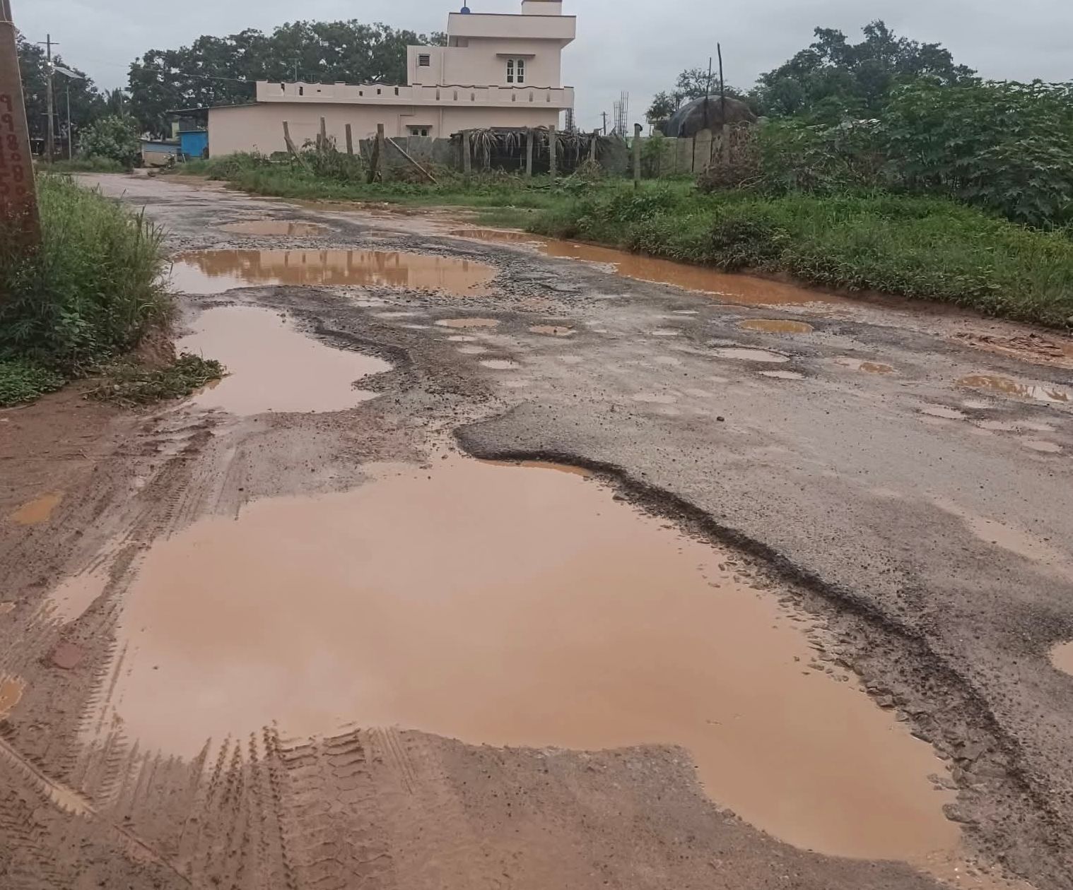 ವಿಮಾನ ನಿಲ್ದಾಣಕ್ಕೆ ಸಂಪರ್ಕ ಕಲ್ಪಿಸುವ ರಸ್ತೆ