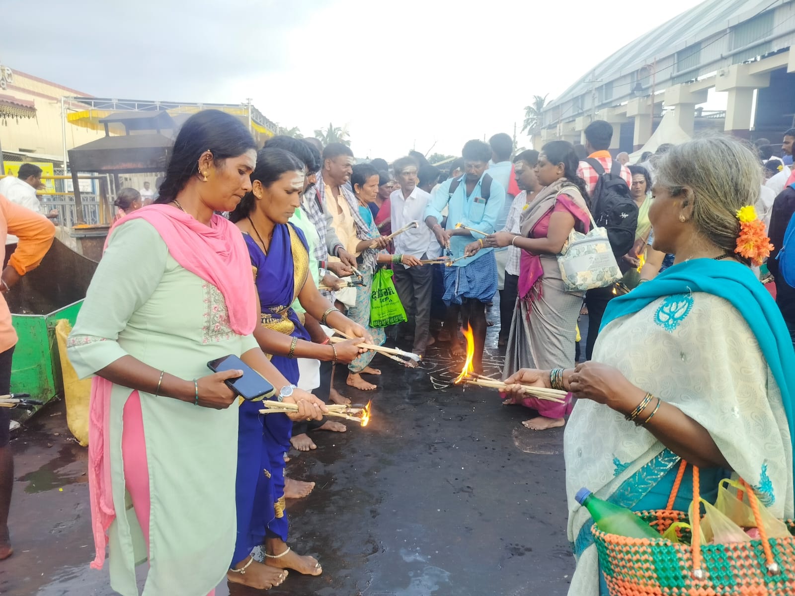 ದೇವರಿಗೆ ದೂಪ ಸೇವೆ ಸಲ್ಲಿಸಿದ ಭಕ್ತರು