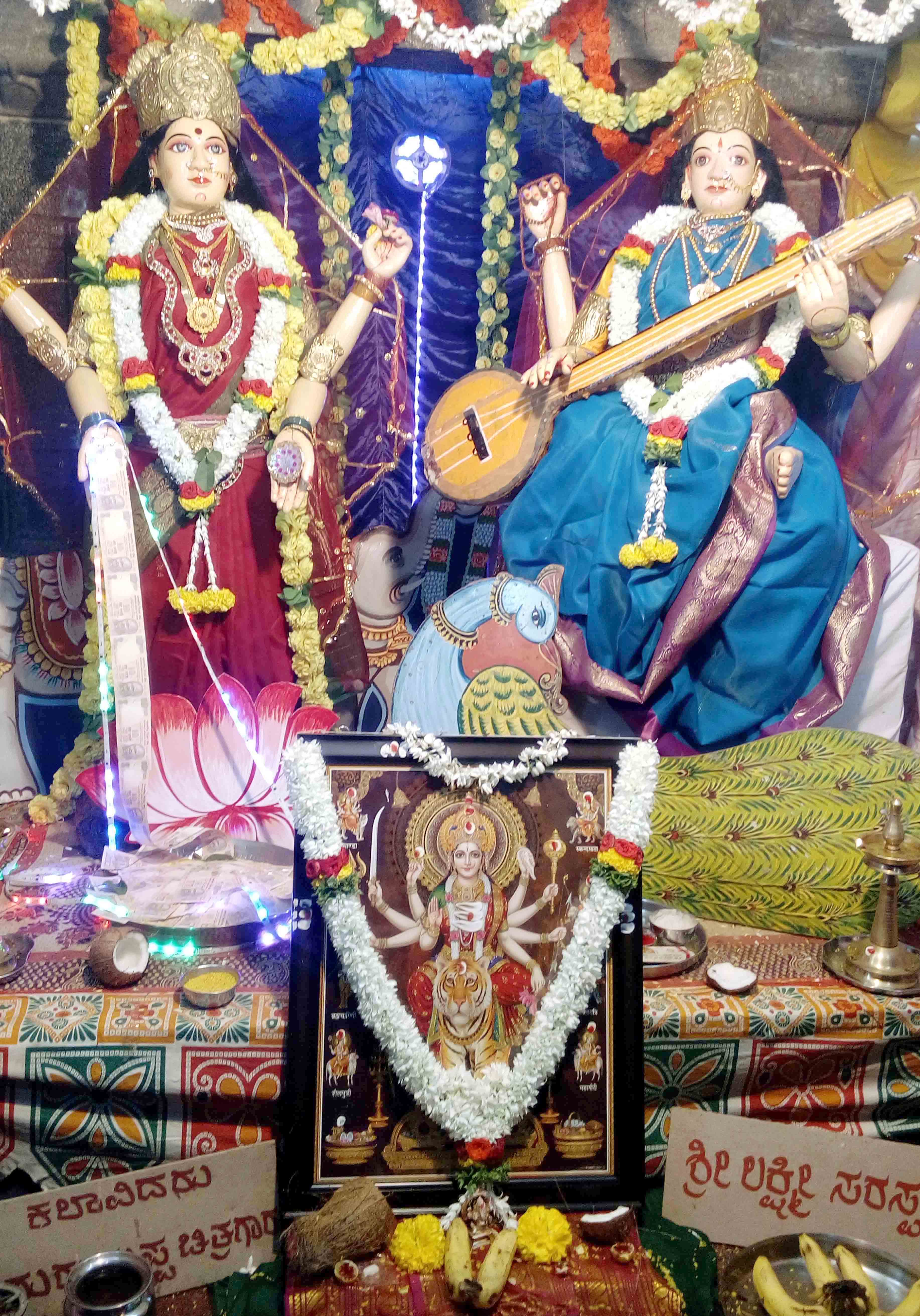 ಕಂಪ್ಲಿ ಪೇಟೆ ಬಸವೇಶ್ವರ ದೇವಸ್ಥಾನದಲ್ಲಿ ವಿಜಯದಶಮಿ ಅಂಗವಾಗಿ ಪ್ರದರ್ಶನವಾಗಲಿರುವ  ಮಹಾಲಕ್ಷ್ಮಿ ಮಹಾಸರಸ್ವತಿ ಗೊಂಬೆ ಅಲಂಕಾರ ದೃಶ್ಯ (ಸಂಗ್ರಹ ಚಿತ್ರ) 