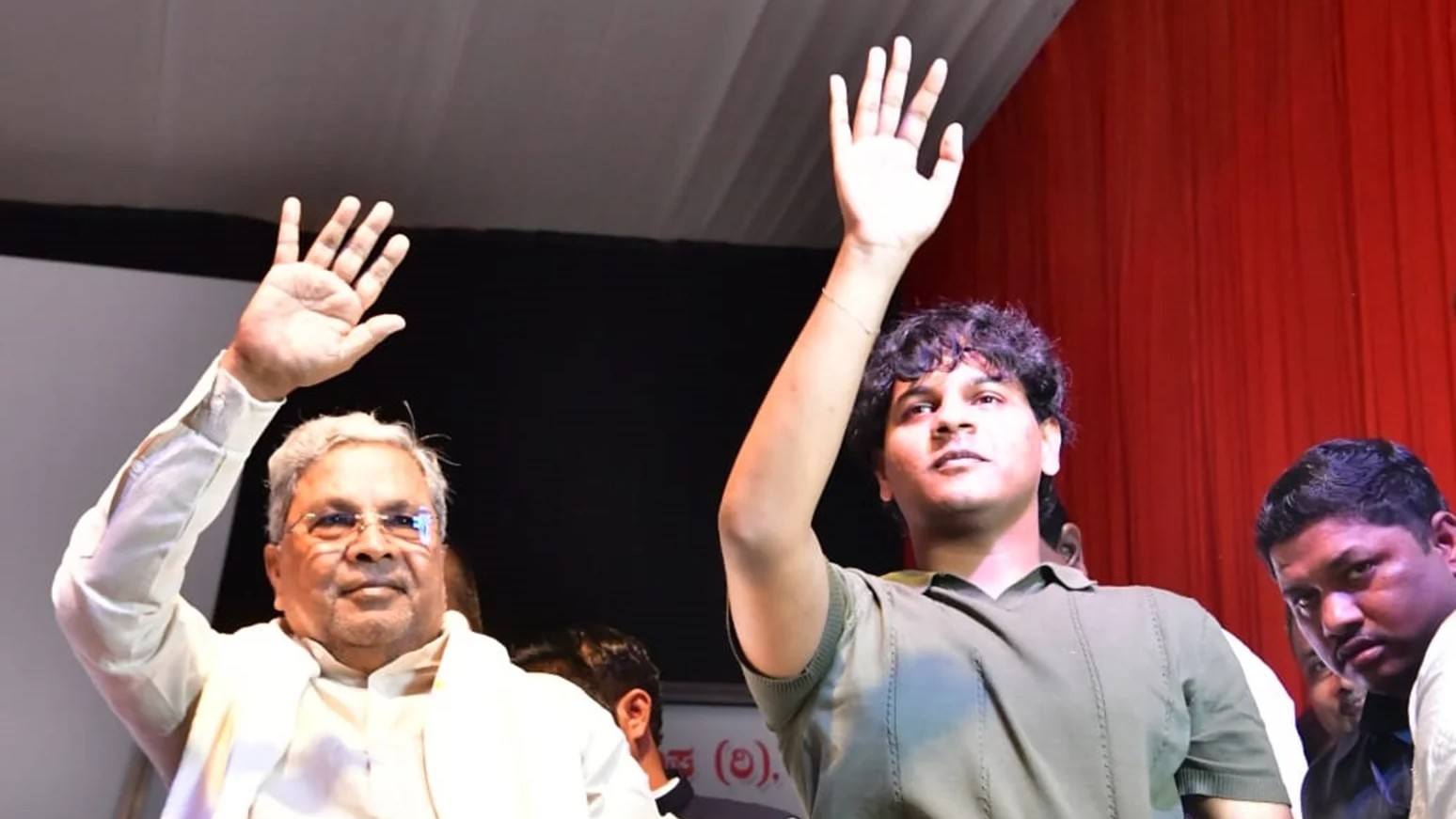 ಮೊಮ್ಮಗ ಧವನ್‌ ಜತೆಗೆ ಜನರತ್ತ ಕೈಬೀಸಿದ ಸಿಎಂ ಸಿದ್ದರಾಮಯ್ಯ