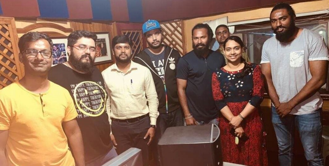 ‘ನಮ್ಮೂರು ಮೈಸೂರು ನಾವೇನೆ ರಾಜರು’ ಗೀತೆಯ ರೆಕಾರ್ಡಿಂಗ್‌ ಸಂದರ್ಭದಲ್ಲಿ ಸಂಗೀತ ನಿರ್ದೇಶಕ ಹರಿಕಾವ್ಯ ಗಾಯಕ ಶಶಾಂಕ್‌ ಶೇಷಗಿರಿ ಗೀತ ರಚನಕಾರ ಸತೀಶ್‌ ಸೋಲೂರು ಗಾಯಕ ವಿಜೇತ್‌ ಕೃಷ್ಣ ನಿರ್ದೇಶಕ ಸತೀಶ್‌ ಪೊನ್ನಾಚಿ ಗಾಯಕಿ ಅನನ್ಯ ಭಟ್‌ ನಿರ್ಮಾಪಕ ಪ್ರಶಾಂತ್‌ 