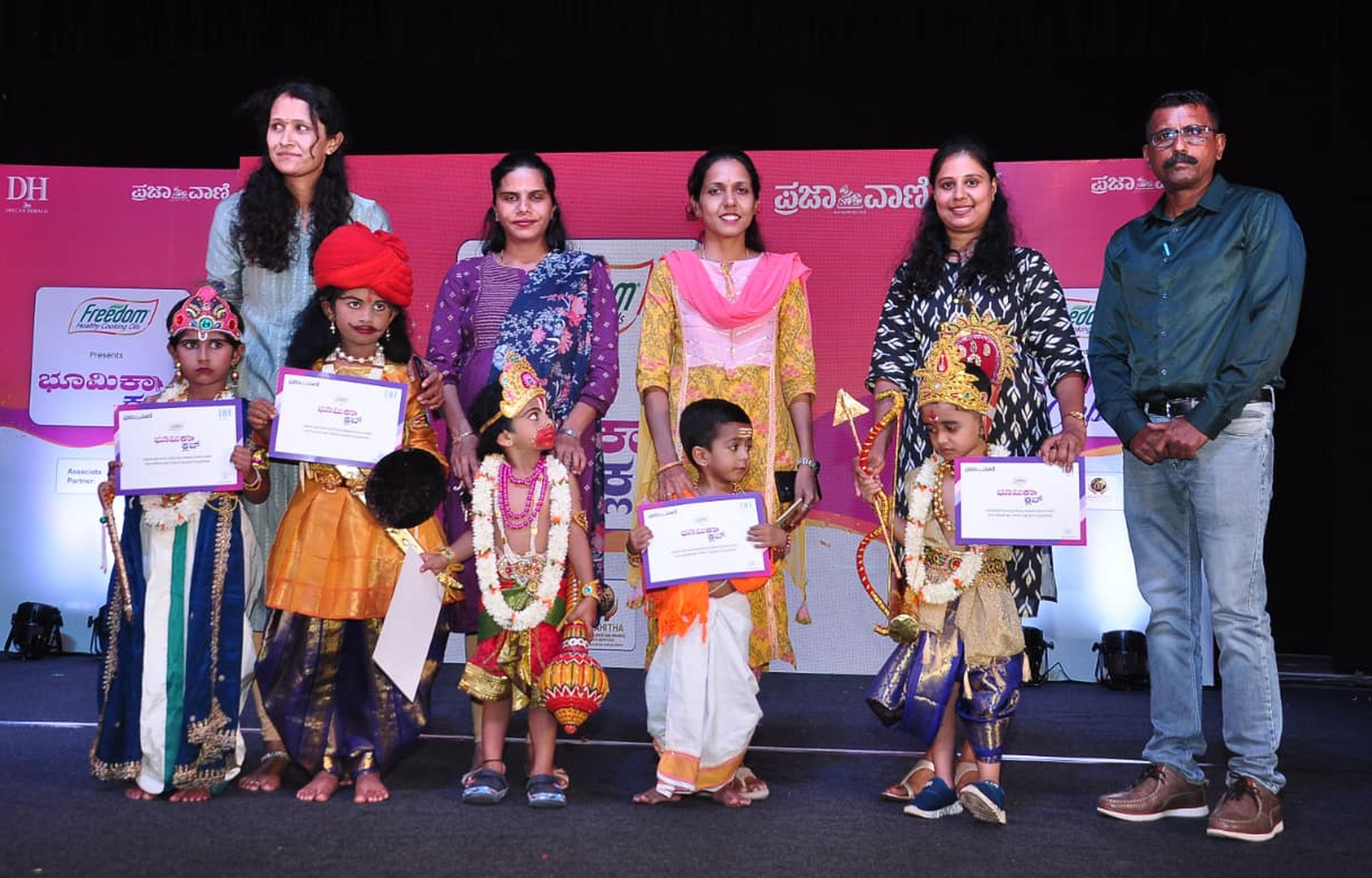 ‘ಭೂಮಿಕಾ ಕ್ಲಬ್‌’ ಕಾರ್ಯಕ್ರಮದಲ್ಲಿ ವೇಷಭೂಷಣ ಸ್ಪರ್ಧೆಯಲ್ಲಿ ಪಾಲ್ಗೊಂಡ ಮಕ್ಕಳಿಗೆ ಪ್ರಜಾವಾಣಿಯ ಮೈಸೂರು ಬ್ಯೂರೊ ಮುಖ್ಯಸ್ಥ ಕೆ.ನರಸಿಂಹಮೂರ್ತಿ ಅವರು ಪ್ರಮಾಣಪತ್ರ ವಿತರಿಸಿದರು. ಮಕ್ಕಳ ತಾಯಂದಿರು ಇದ್ದಾರೆ 