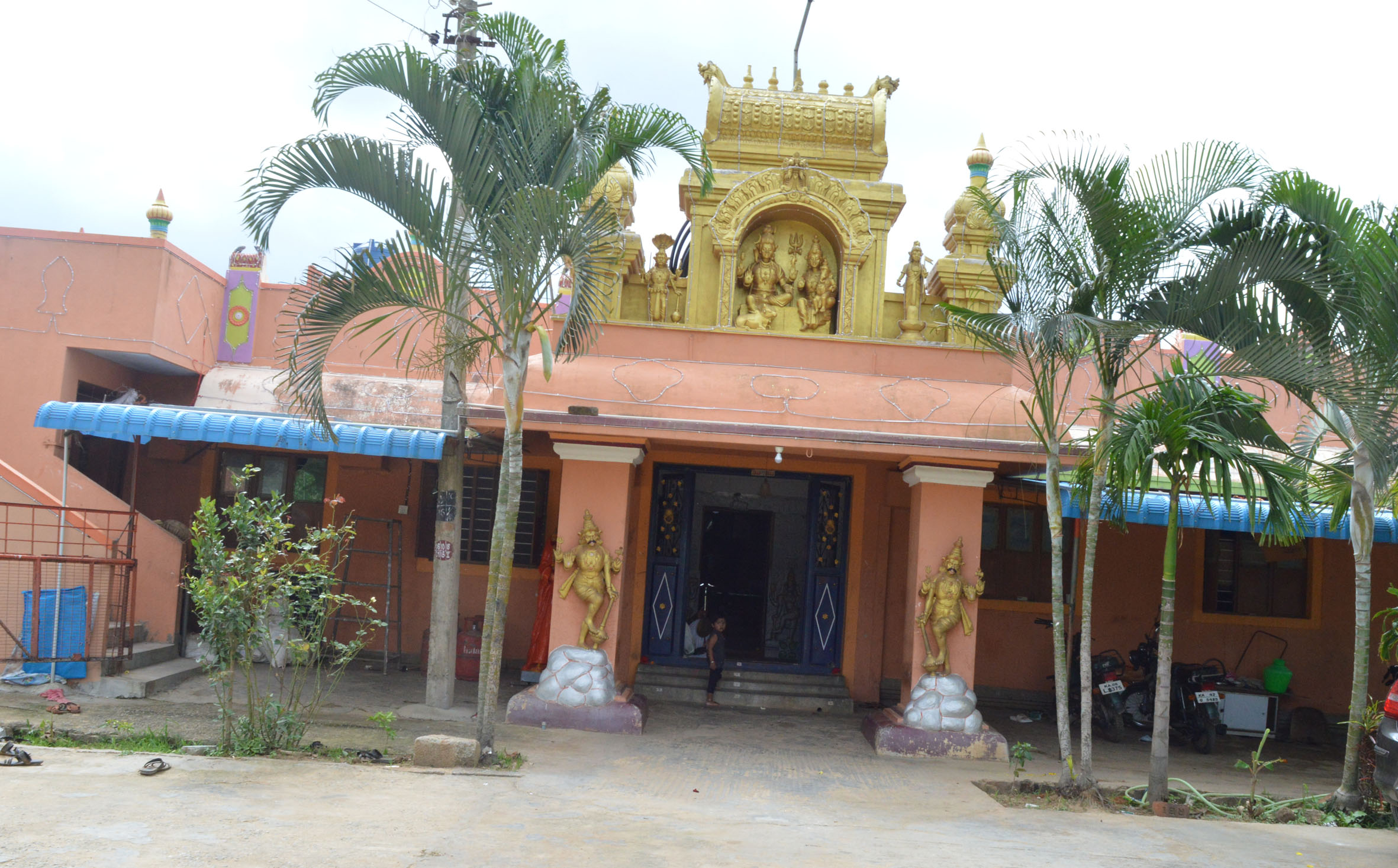 ಗುಮ್ಮಳಾಪುರದ ಹಿರೇಮಠದ ನೋಟ