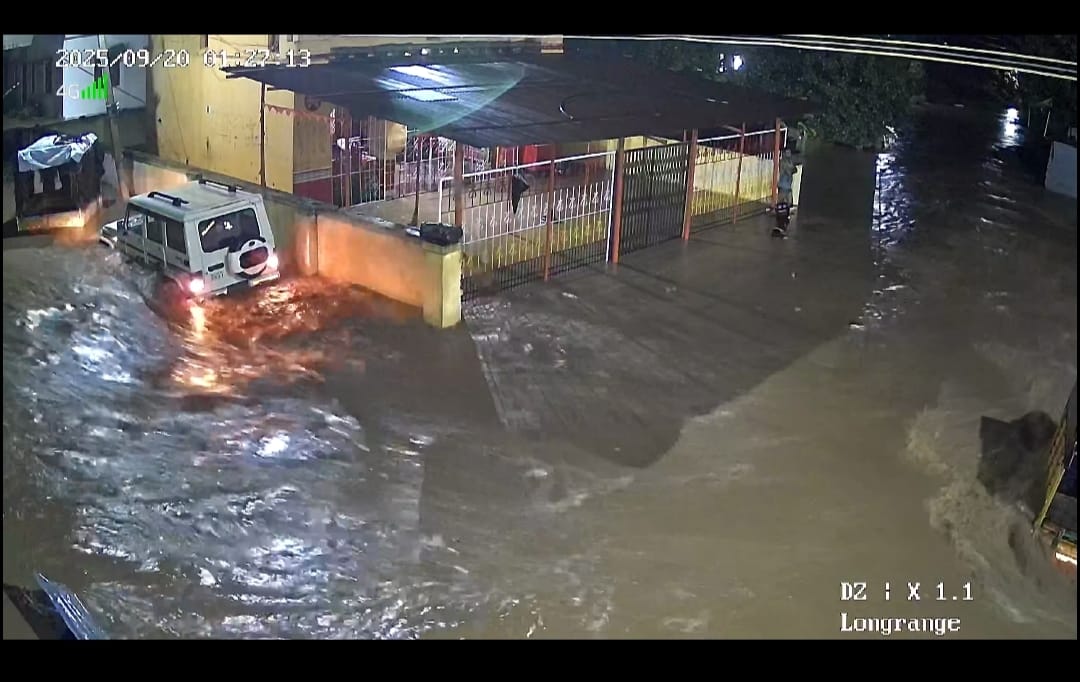 ಆಳಂದ ತಾಲ್ಲೂಕಿನ ಮಾಡಿಯಾಳ ಗ್ರಾಮದಲ್ಲಿ ಕೆರೆ ಒಡೆದು ಗ್ರಾಮದ ಮುಖ್ಯಬೀದಿಗಳು ಜಲಾವೃತ್ತಗೊಂಡ ದೃಶ್ಯ