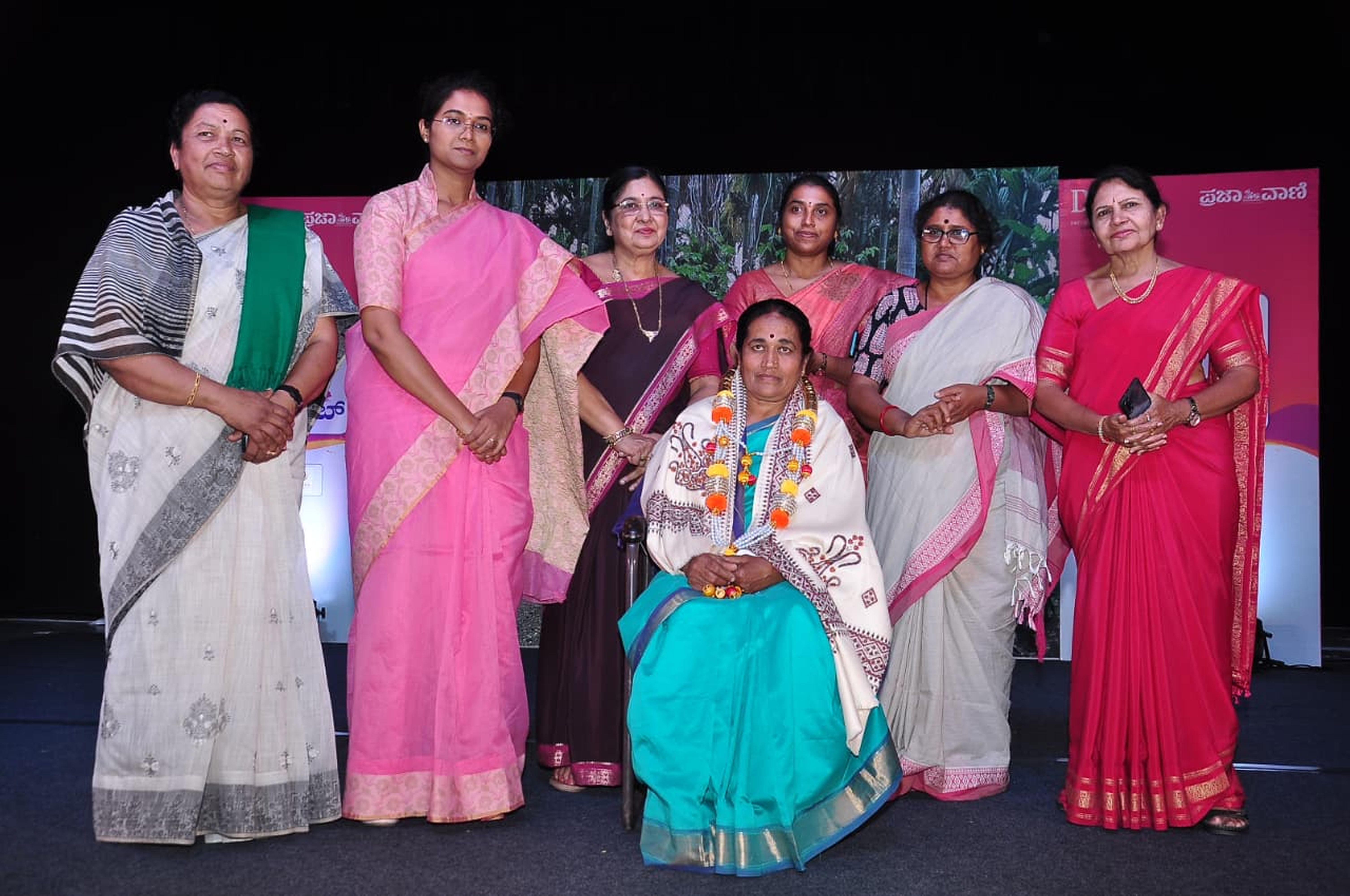 ಕೆ.ಆರ್‌.ಪೇಟೆ ತಾಲ್ಲೂಕಿನ ಕೂಡಲಕುಪ್ಪೆ ಗ್ರಾಮದ ಯಶಸ್ವಿ ರೈತ ಮಹಿಳೆ ಲಕ್ಷ್ಮಿ ಅವರನ್ನು ಮಂಡ್ಯದಲ್ಲಿ ಶನಿವಾರ ನಡೆದ ‘ಭೂಮಿಕಾ ಕ್ಲಬ್‌’ ಕಾರ್ಯಕ್ರಮದಲ್ಲಿ ಸನ್ಮಾನಿಸಲಾಯಿತು. ಅತಿಥಿಗಳಾದ ರೈತ ನಾಯಕಿ ಸುನಂದಾ ಜಯರಾಂ ಮಂಡ್ಯ ಜಿಲ್ಲಾ ಪಂಚಾಯಿತಿ ಸಿಇಒ ಕೆ.ಆರ್‌.ನಂದಿನಿ ರೆಡ್‌ಕ್ರಾಸ್‌ ಸೊಸೈಟಿಯ ಸಭಾಧ್ಯಕ್ಷೆ ಮೀರಾ ಶಿವಲಿಂಗಯ್ಯ ವಾರ್ತಾ ಇಲಾಖೆಯ ಸಹಾಯಕ ನಿರ್ದೇಶಕಿ ಎಸ್‌.ಎಚ್‌. ನಿರ್ಮಲ ಸಿಐಟಿಯು ಜಿಲ್ಲಾ ಪ್ರಧಾನ ಕಾರ್ಯದರ್ಶಿ ಸಿ.ಕುಮಾರಿ ಲೋಕಪಾವನಿ ಮಹಿಳಾ ಸಹಕಾರಿ ಬ್ಯಾಂಕ್‌ ಅಧ್ಯಕ್ಷೆ ಸುಜಾತಾ ಕೃಷ್ಣ ಪಾಲ್ಗೊಂಡಿದ್ದರು 