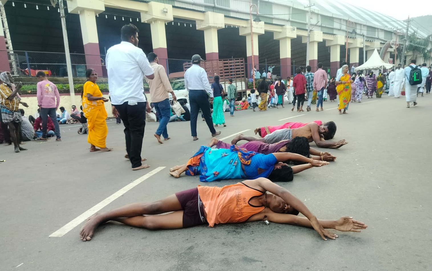ಉರುಳುಸೇವೆ ಮೂಲಕ ಭಕ್ತರು ಹರಕೆ ಸಲ್ಲಿಸಿದರು 