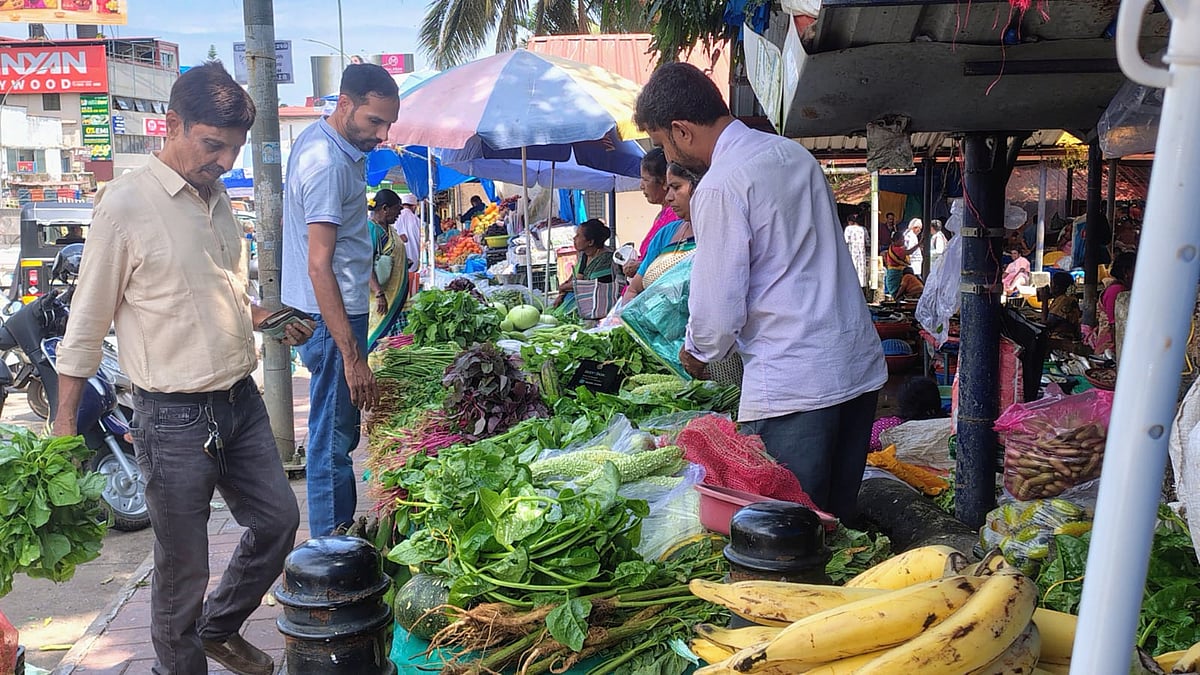 ಮಂಗಳೂರು| ಸರಣಿ ಹಬ್ಬಗಳು: ಹೂವು, ಹಣ್ಣಿನ ಬೆಲೆ ಗಗನಕ್ಕೆ