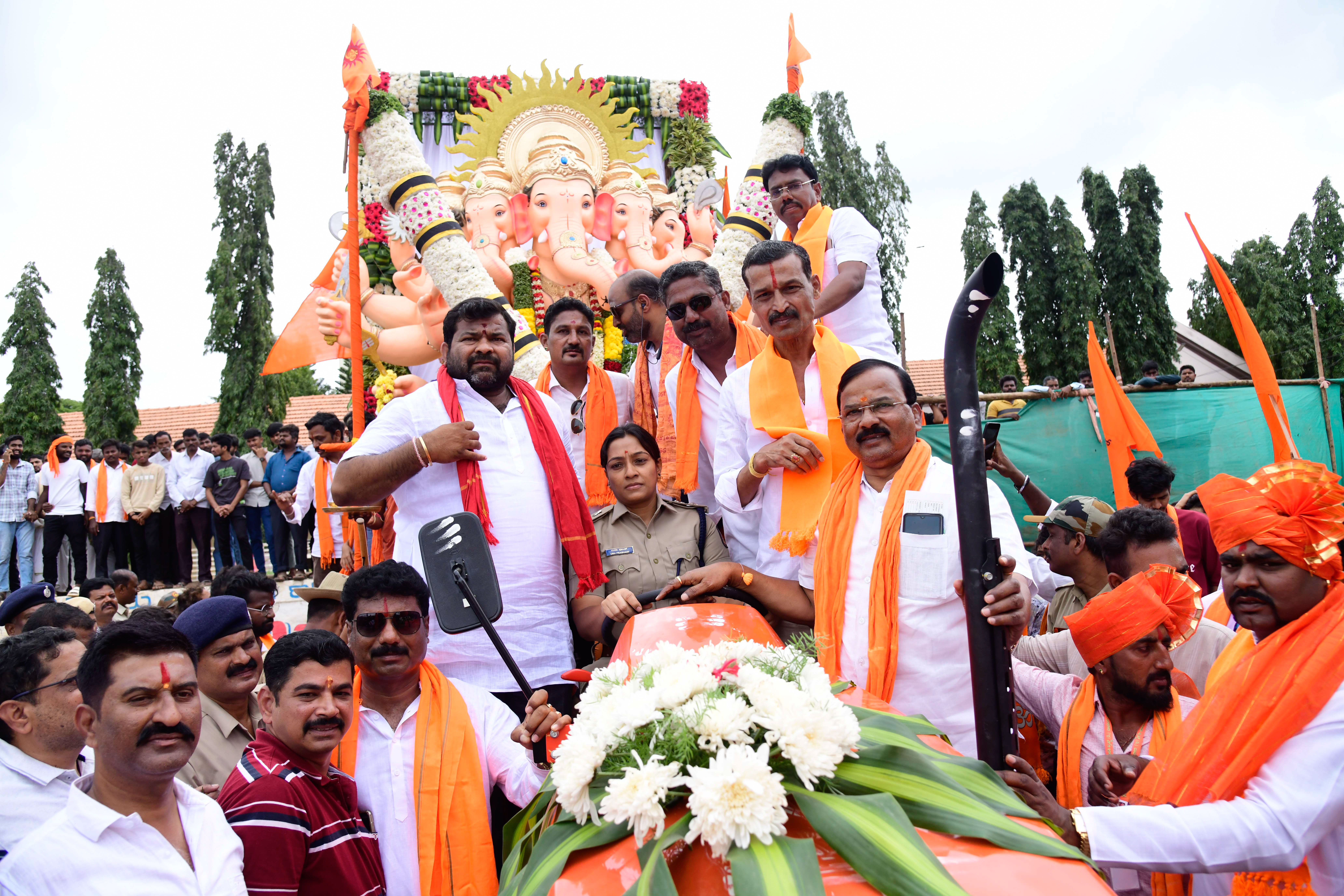 ಶೋಭಾಯಾತ್ರೆಗೆ ಪೊಲೀಸ್ ವರಿಷ್ಠಾಧಿಕಾರಿ ಉಮಾ ಪ್ರಶಾಂತ್ ಚಾಲನೆ ನೀಡಿದರು. ಮುಖಂಡರಾದ ಜೊಳ್ಳಿ ಗುರು ಶ್ರೀನಿವಾಸ್ ದಾಸಕರಿಯಪ್ಪ ಯಶವಂತ್‌ರಾವ್ ಜಾಧವ್ ಹಾಗೂ ಇನ್ನಿತರರು ಉಪಸ್ಥಿತರಿದ್ದರು 