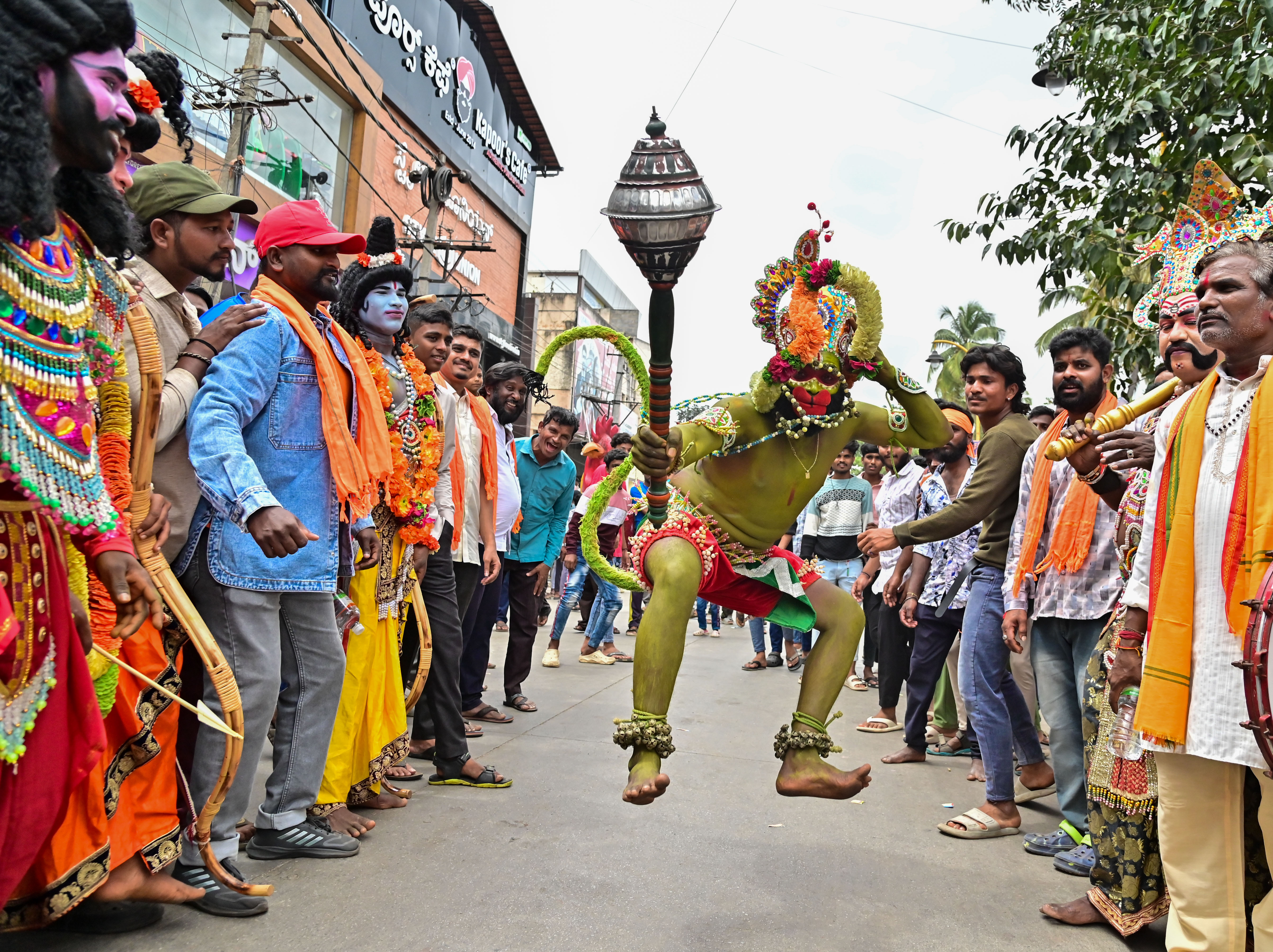 ಶೋಭಾಯಾತ್ರೆಯಲ್ಲಿ ಹನುಮ ವೇಷಧಾರಿಯ ಜಿಗಿತ