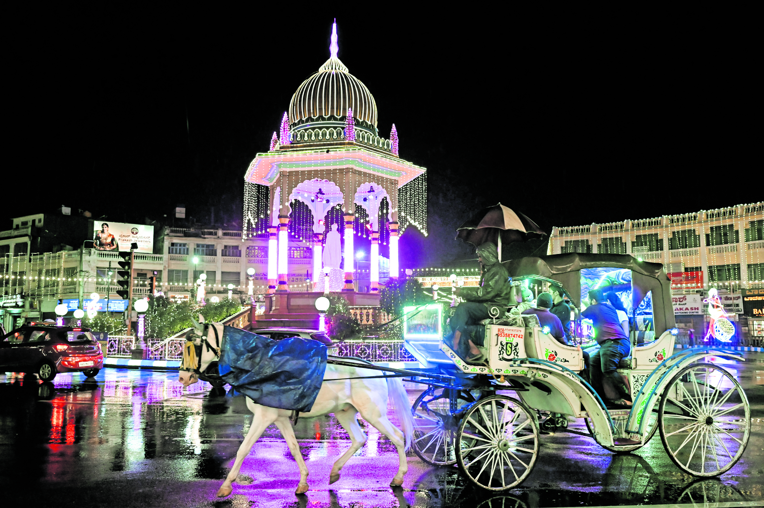 ನಾಡಹಬ್ಬ ದಸರಾ ಮಹೋತ್ಸವ ಪ್ರಯುಕ್ತ ದಸರಾ ದೀಪಾಲಂಕಾರದಲ್ಲಿ ಕಂಡ ಮೈಸೂರಿನ ಕೆ ಆರ್ ವೃತ್ತ