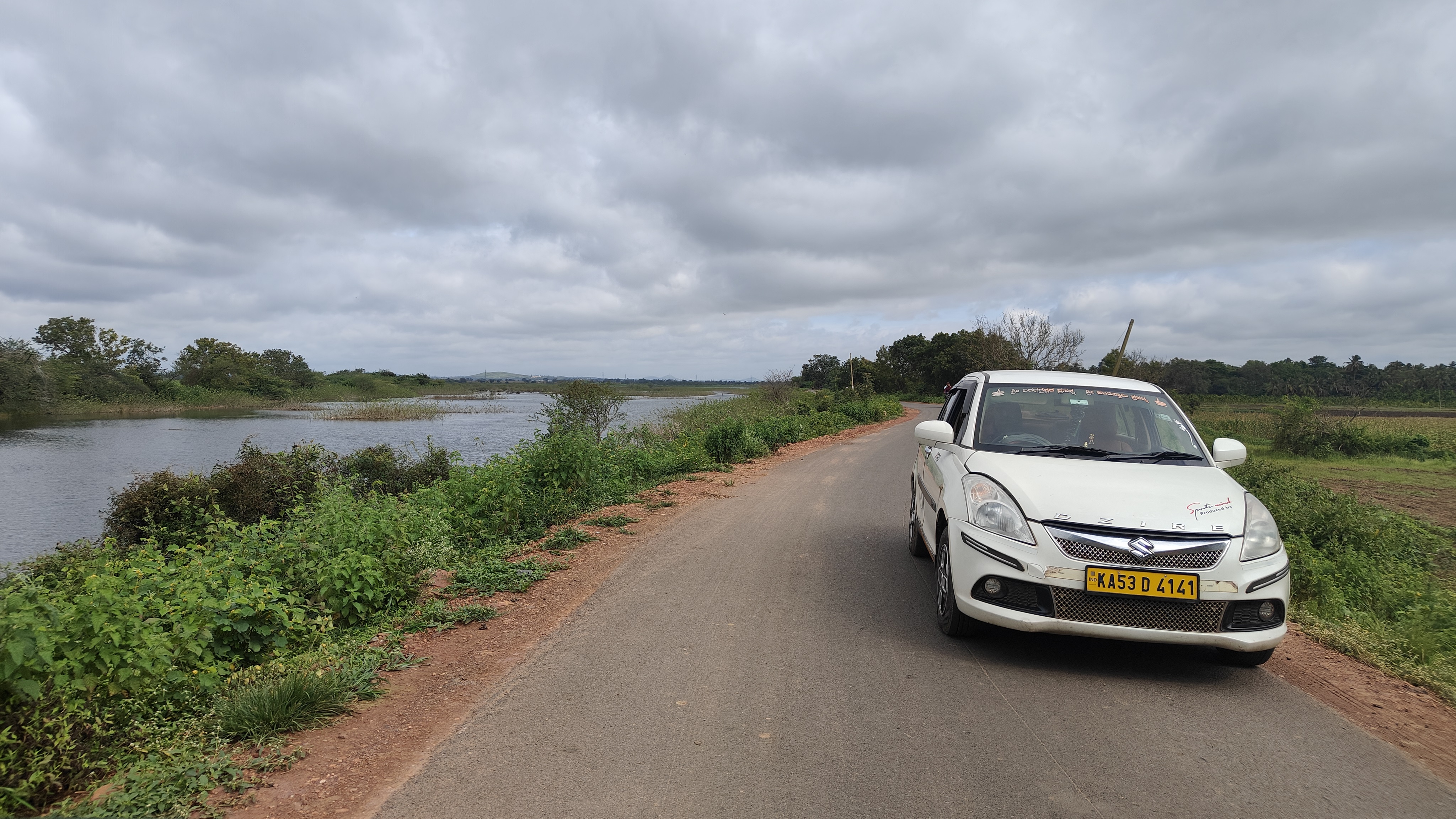 ಹಾವೇರಿ ಜಿಲ್ಲೆಯ ಹಾನಗಲ್ ತಾಲ್ಲೂಕಿನ ನರೇಗಲ್ ಕೆರೆಯ ದಡದ ರಸ್ತೆಯಲ್ಲಿ ತಡೆಗೋಡೆ–ಅಡಿಗಲ್ಲು ಇಲ್ಲದಿರುವುದು