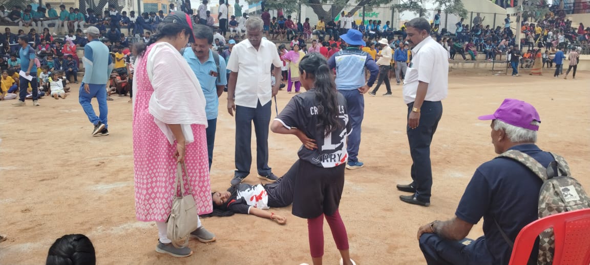 ಓಟದ ಸ್ಪರ್ಧೆಯಲ್ಲಿ ಅಸ್ವಸ್ಥಗೊಂಡ ವಿದ್ಯಾರ್ಥಿನಿಗೆ ಪ್ರಥಮ ಚಿಕಿತ್ಸೆ ನೀಡದ ಆಯೋಜಕರು