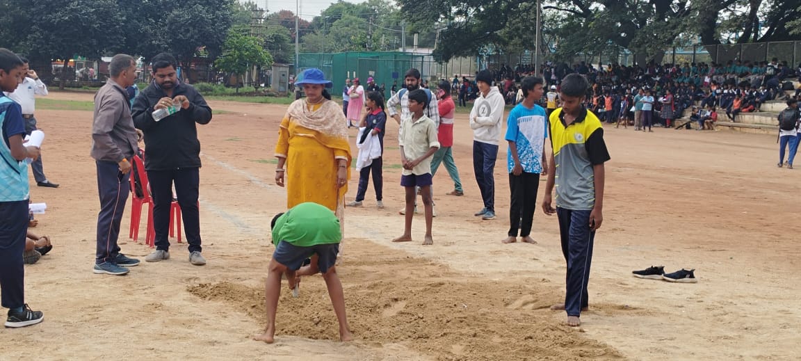 ಓಟದ ಸ್ಪರ್ಧೆಗೆ ಟ್ರ್ಯಾಕ್‌ ಸಿದ್ಧಪಡಿಸುತ್ತಿರುವ ಮಕ್ಕಳು