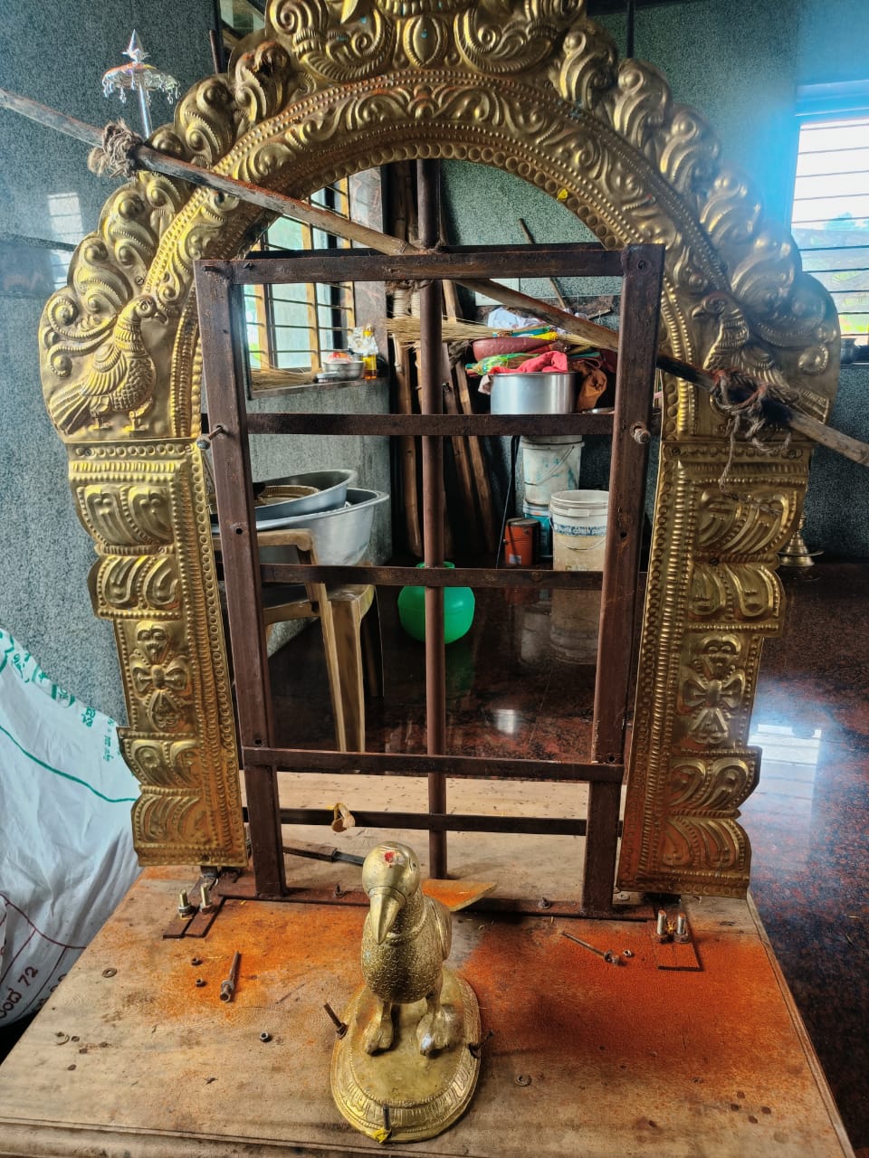 ಶನಿ ದೇವರ ಉತ್ಸವ ಮೂರ್ತಿಯನ್ನು ಪ್ರಭಾವಳಿಯಿಂದ ಕಳವು ಮಾಡಿರುವುದು.