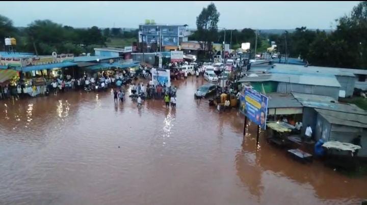 ಚಿಟಗುಪ್ಪ ತಾಲ್ಲೂಕಿನ ಮನ್ನಾಏಖ್ಖೆಳ್ಳಿ ಸಮೀಪದ ರಾಷ್ಟ್ರೀಯ ಹೆದ್ದಾರಿ ಮೇಲ್ಸೇತುವೆ ಕೆಳಗಿನ ರಸ್ತೆ ಜಲಾವೃತವಾಗಿದ್ದರಿಂದ ವಾಹನ ಸಂಚಾರ ನಿಂತು ಹೋಗಿದೆ.