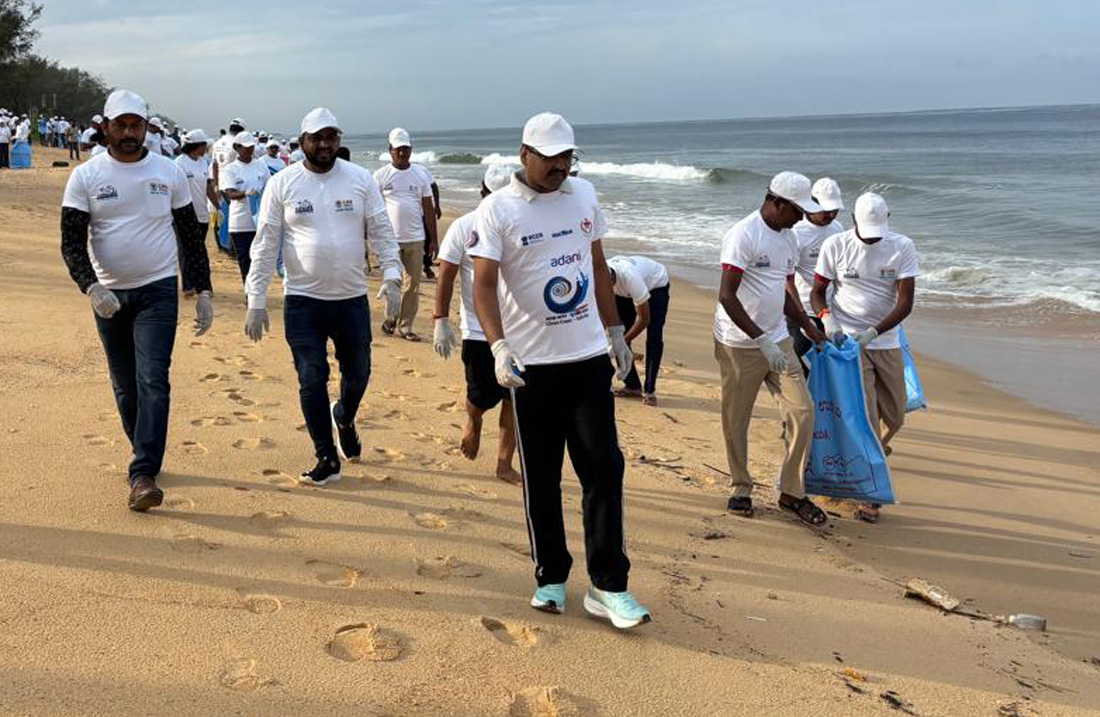 ಪಡುಬಿದ್ರಿಯಲ್ಲಿ ನಡೆದ ಬೀಚ್ ಸ್ವಚ್ಛತಾ ಅಭಿಯಾನದಲ್ಲಿ ಉಡುಪಿ ಜಿಲ್ಲಾ ಪೊಲೀಸ್ ಅಧೀಕ್ಷಕ ಹರಿರಾಂ ಶಂಕರ್ ಚಾಲನೆ ನೀಡಿದರು