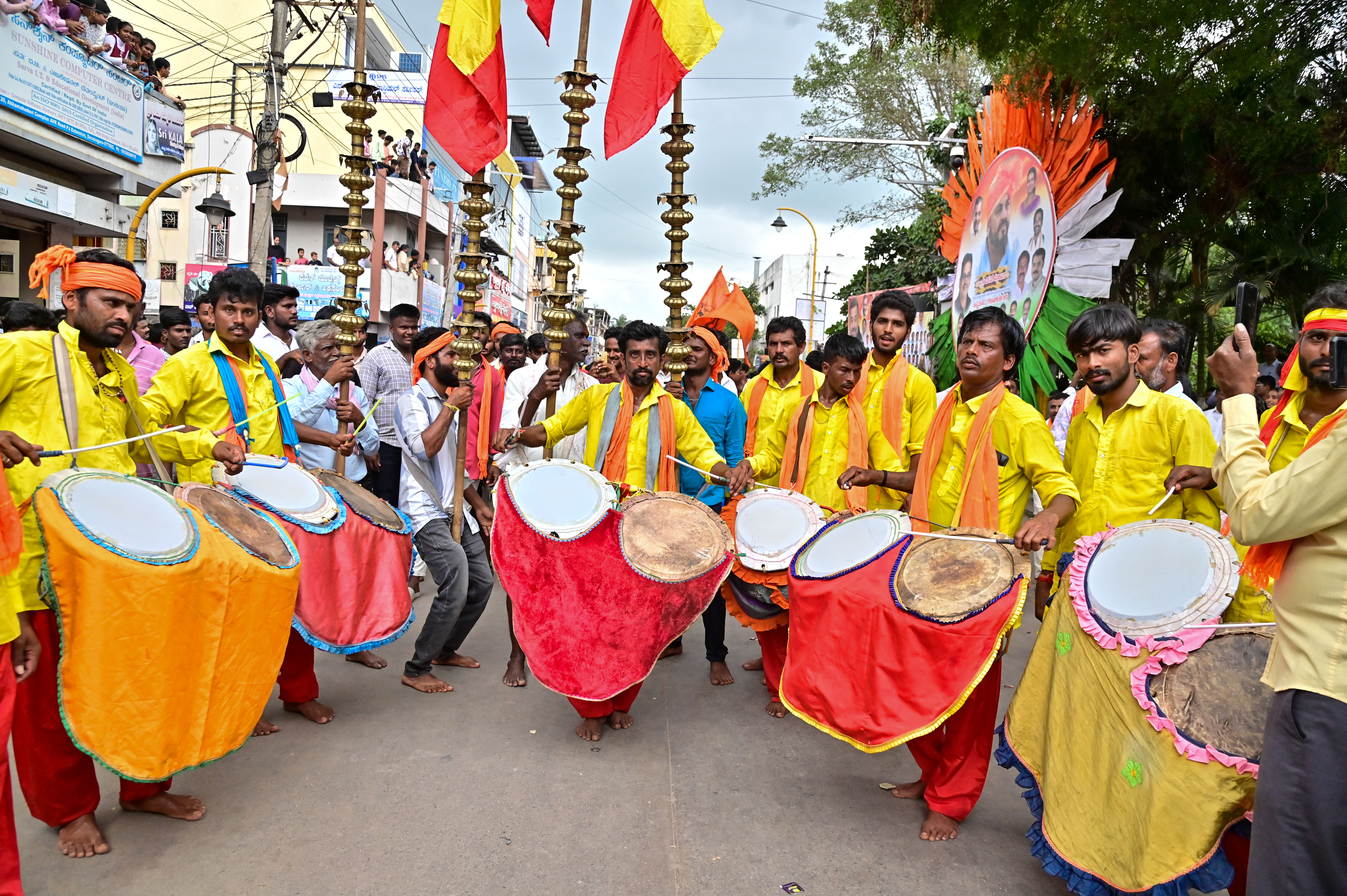 ಶೋಭಾಯಾತ್ರೆಯಲ್ಲಿ ಜಾನಪದ ವಾದ್ಯಗಳೊಂದಿಗೆ ನಂದಿಕೋಲು ಕುಣಿತ 