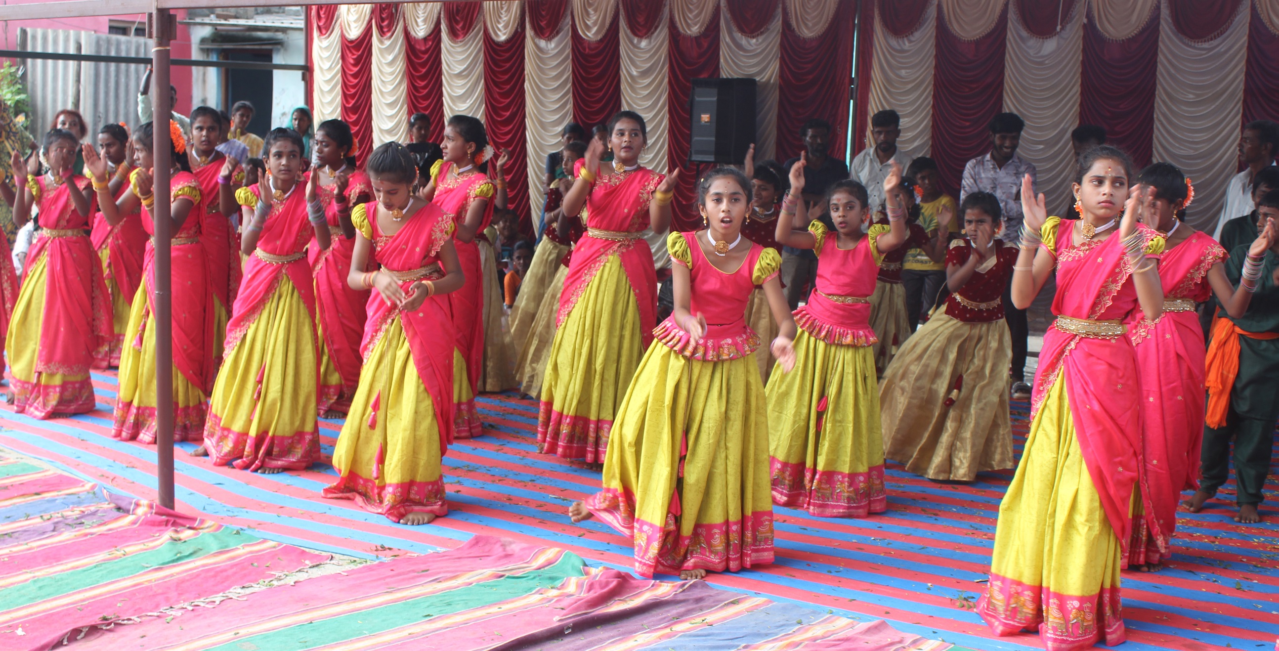 ಗೌರಿ ದೇವಿ ಜಾತ್ರ ಮಹೋತ್ಸವದ ಪ್ರಯುಕ್ತ ಬಾಲಕಿಯರು ಕೋಲಾಟ ಪ್ರದರ್ಶನ ನೀಡಿದರು