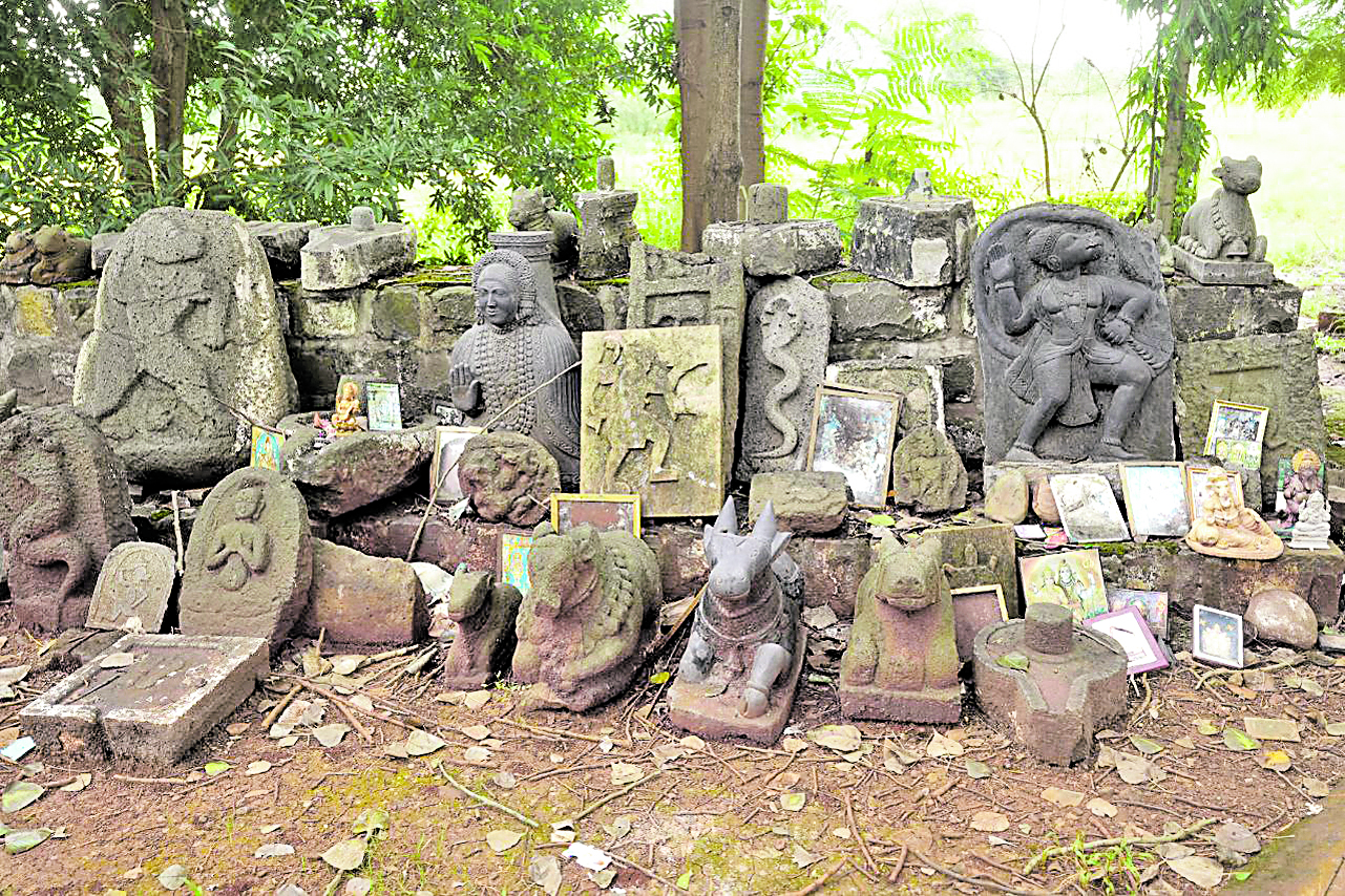 ಭಗ್ನಗೊಂಡ ಮೂರ್ತಿಗಳು 