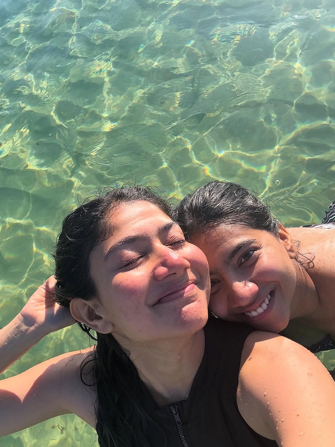 PHOTOS | ತಂಗಿ ಜತೆ ಕಡಲ ತೀರದಲ್ಲಿ  ಪೋಟೊ ಕ್ಲಿಕ್ಕಿಸಿಕೊಂಡ ನಟಿ ಸಾಯಿ ಪಲ್ಲವಿ 
