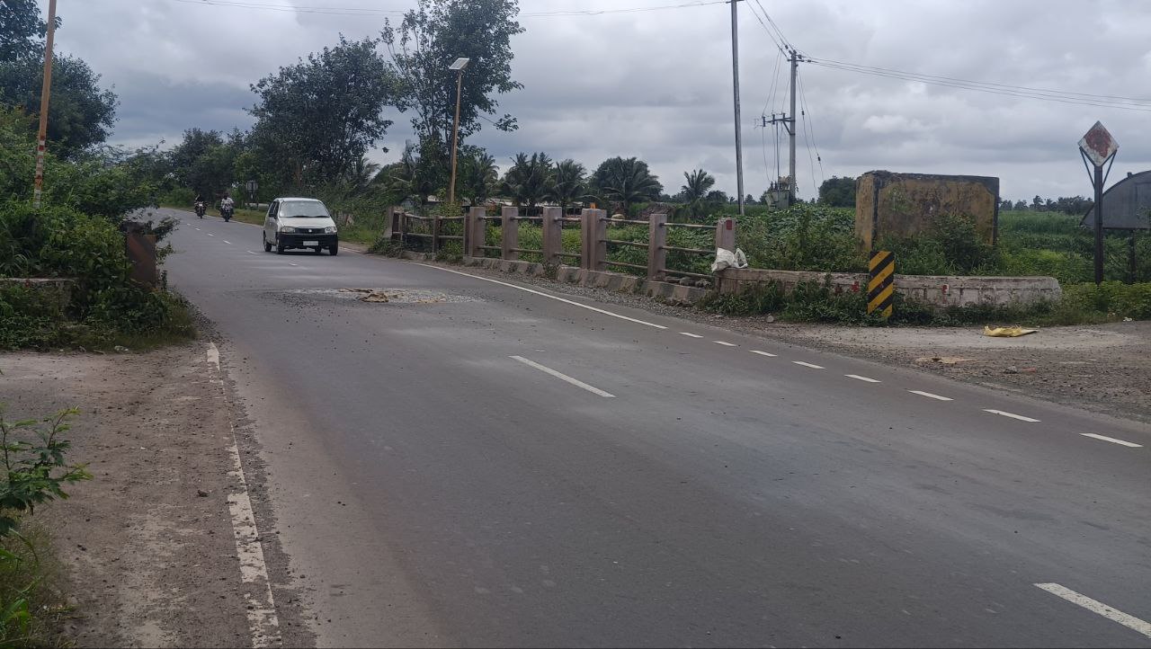 ಚಿಕ್ಕೋಡಿ ತಾಲ್ಲೂಕಿನ ಕಬ್ಬೂರ ಪಟ್ಟಣದ ಬಳಿಯಲ್ಲಿ ಸಿಬಿಸಿ ಕಾಲುವೆಯ ಮೇಲೆ ಇಕ್ಕಟ್ಟಾದ ಸೇತುವೆಯ ಮೇಲಿಂದ ವಾಹನಗಳು ಸಂಚರಿಸುತ್ತಿರುವುದು  ಪ್ರಜಾವಾಣಿ ಚಿತ್ರ