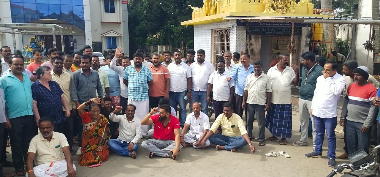 ಬೇಲೂರು ಪುರಸಭೆ ಆವರಣದ ಗಣೇಶ ದೇಗುಲದ ಎದುರು ಸ್ಥಳೀಯರು ಪ್ರತಿಭಟನೆ ನಡೆಸಿದರು.