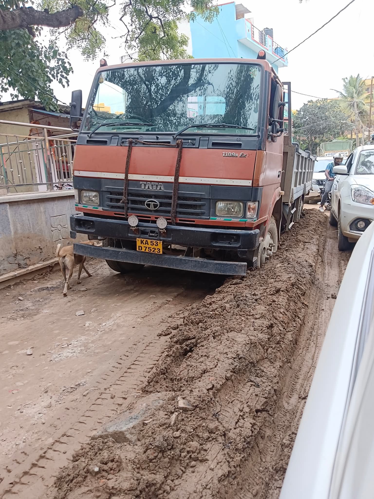 ಪಟ್ಟಂದೂರು ಅಗ್ರಹಾರ ರಸ್ತೆಯಲ್ಲಿ ಲಾರಿ ಸಿಕ್ಕಿ ಹಾಕಿಕೊಂಡಿರುವುದು