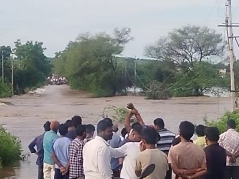 ಆಳಂದ ತಾಲ್ಲೂಕಿನ ಕಮಲಾನಗರ-ಬೋಧನ ಗ್ರಾಮದ ಮಧ್ಯದ ಬೆಣ್ಣೆತೊರಾ ಸೇತುವೆಯು ಜಲಾವೃತ್ತಗೊಂಡ ಪರಿಣಾಮ ಸಂಚಾರ ಸ್ಥಗಿತಗೊಂಡಿದೆ