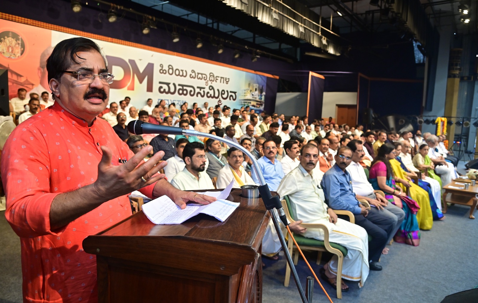 ಮೂಡುಬಿದಿರೆಯ ಆಳ್ವಾಸ್ ಶಿಕ್ಷಣ ಪ್ರತಿಷ್ಠಾನದ ಅಧ್ಯಕ್ಷ ಡಾ.ಎಂ.ಮೋಹನ ಆಳ್ವ ಮಾತನಾಡಿದರು