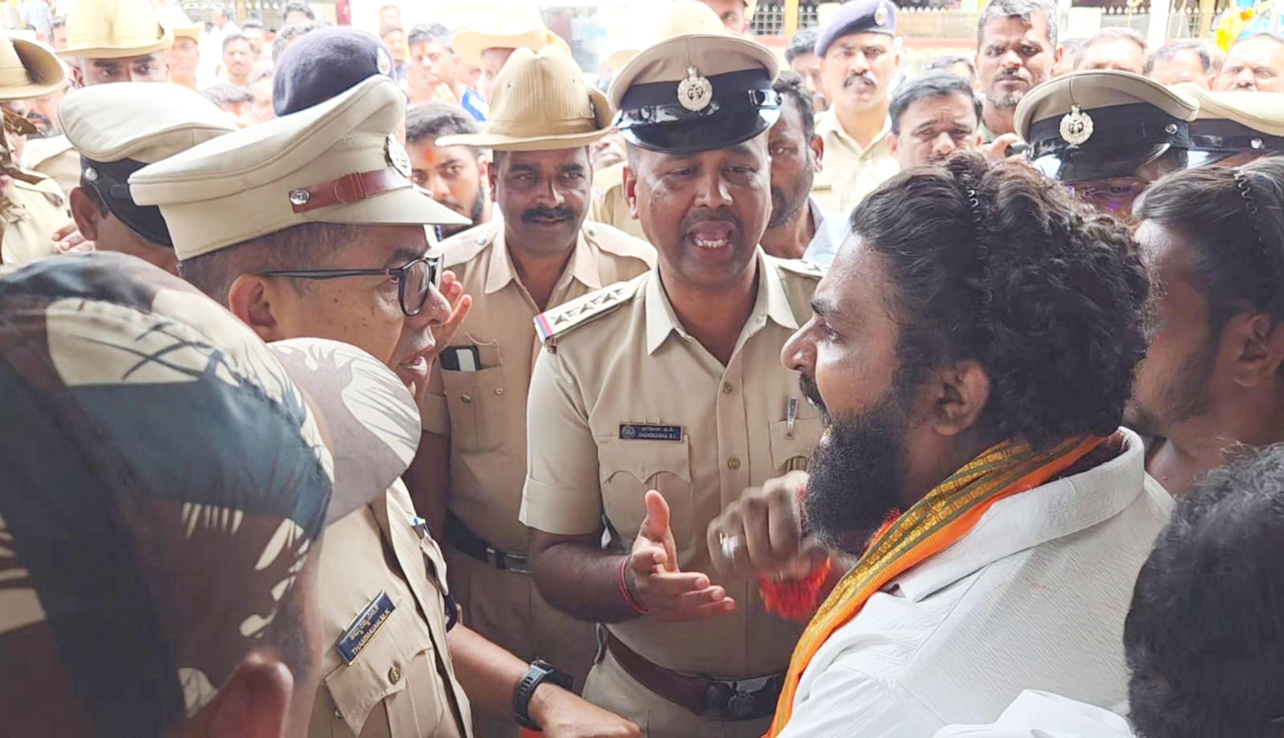 ಬೇಲೂರಿನಲ್ಲಿ ಪೊಲೀಸರು ಮತ್ತು ಪ್ರತಿಭಟನಕಾರರ ಮಧ್ಯೆ ಮಾತಿನ ಚಕಮಕಿ ನಡೆಯಿತು.