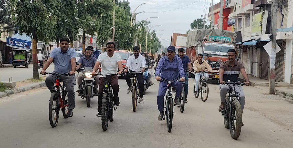 ಮುಳಬಾಗಿಲು | ಸೈಕಲ್‌ನಲ್ಲಿ ಜಿಲ್ಲಾಧಿಕಾರಿ ನಗರ ಪ್ರದಕ್ಷಿಣೆ