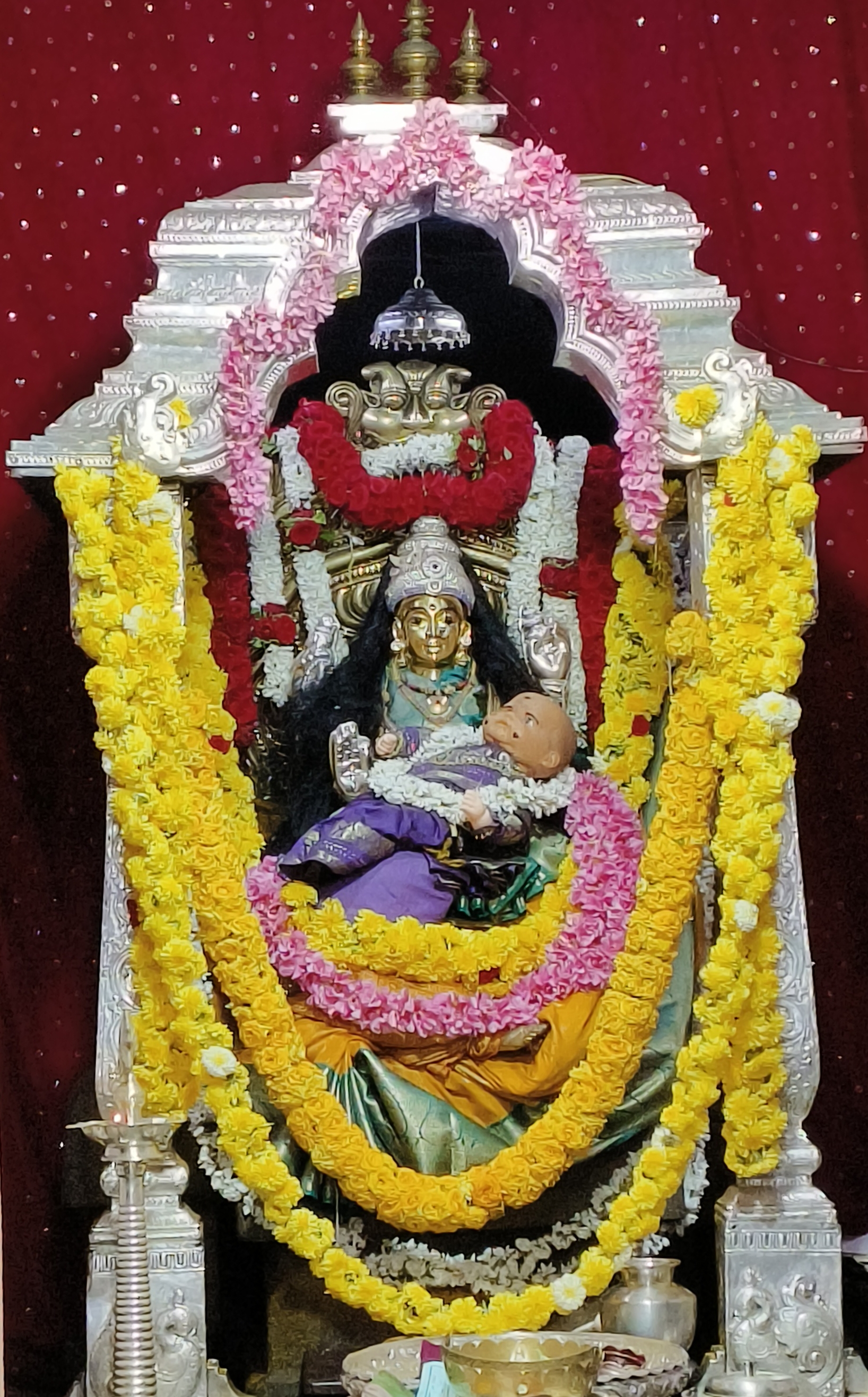 ಚಿಕ್ಕಮಗಳೂರು ಬಸವನಹಳ್ಳಿಯಲ್ಲಿನ ಶಂಕರಮಠದಲ್ಲಿ ನವರಾತ್ರಿ ಪ್ರಯುಕ್ತ ಶಾರದೆಗೆ ಜಗತ್ಪ್ರಸೂತಿ ಅಲಂಕಾರವನ್ನು ಭಾನುವಾರ ಮಾಡಲಾಗಿತ್ತು